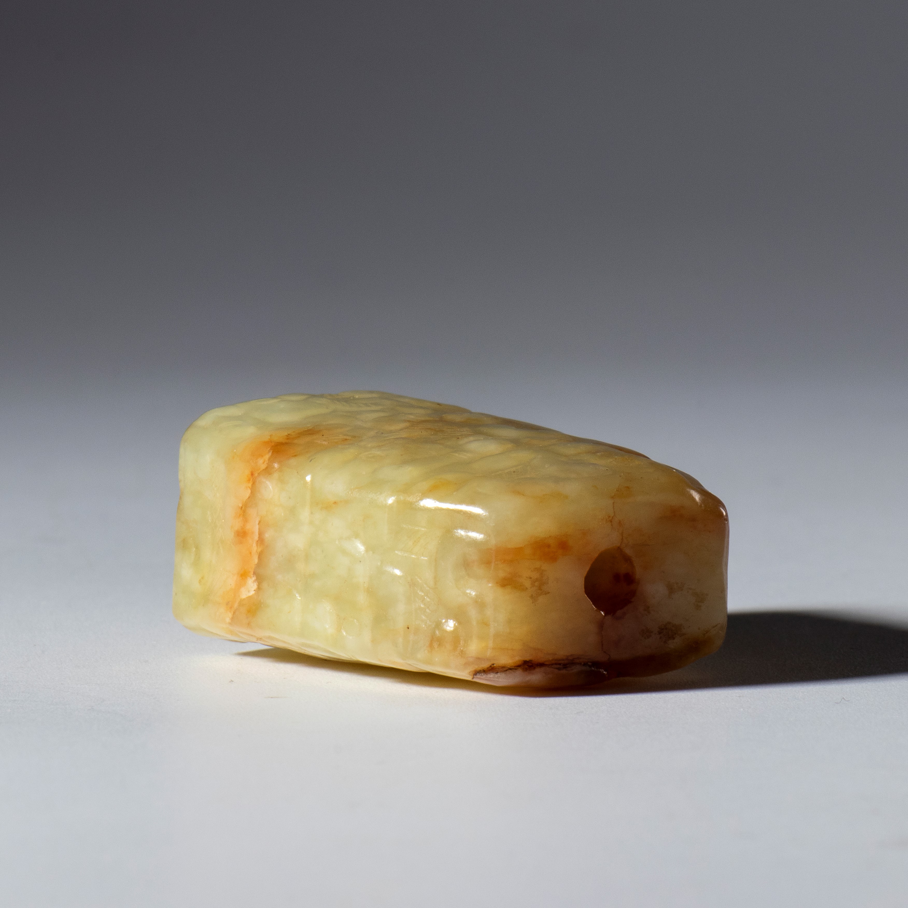 Cina, dinastia Qing (1644-1912), Pendente in giada russet Hotan con incisioni a motivo di nuvole,...