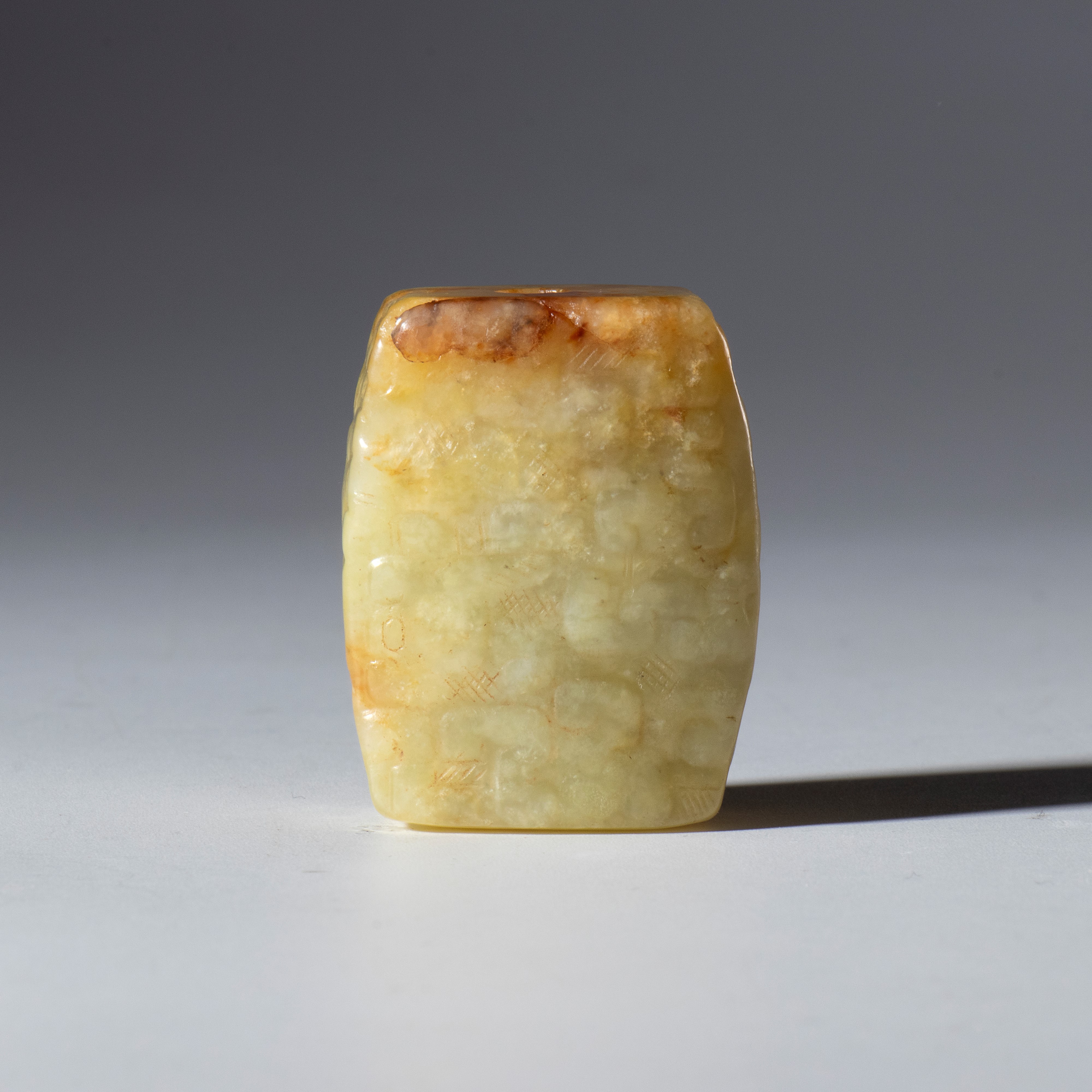 Cina, dinastia Qing (1644-1912), Pendente in giada russet Hotan con incisioni a motivo di nuvole,...