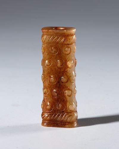 Pendente tubolare ornamentale in giada Hotan, decoro a chicchi di riso, Cina, dinastia Ming (XVI ...