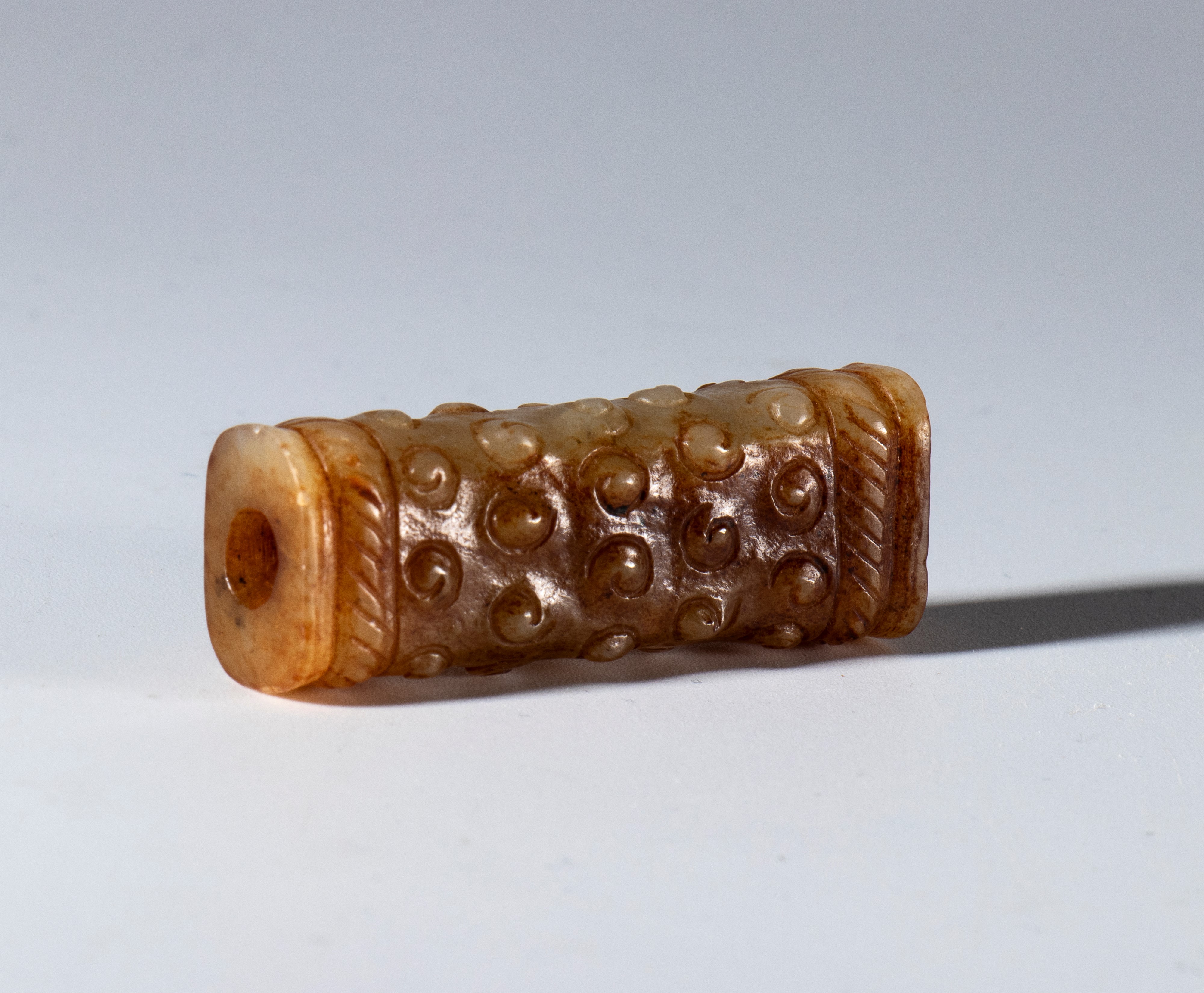 Pendente tubolare ornamentale in giada Hotan, decoro a chicchi di riso, Cina, dinastia Ming (XVI ...