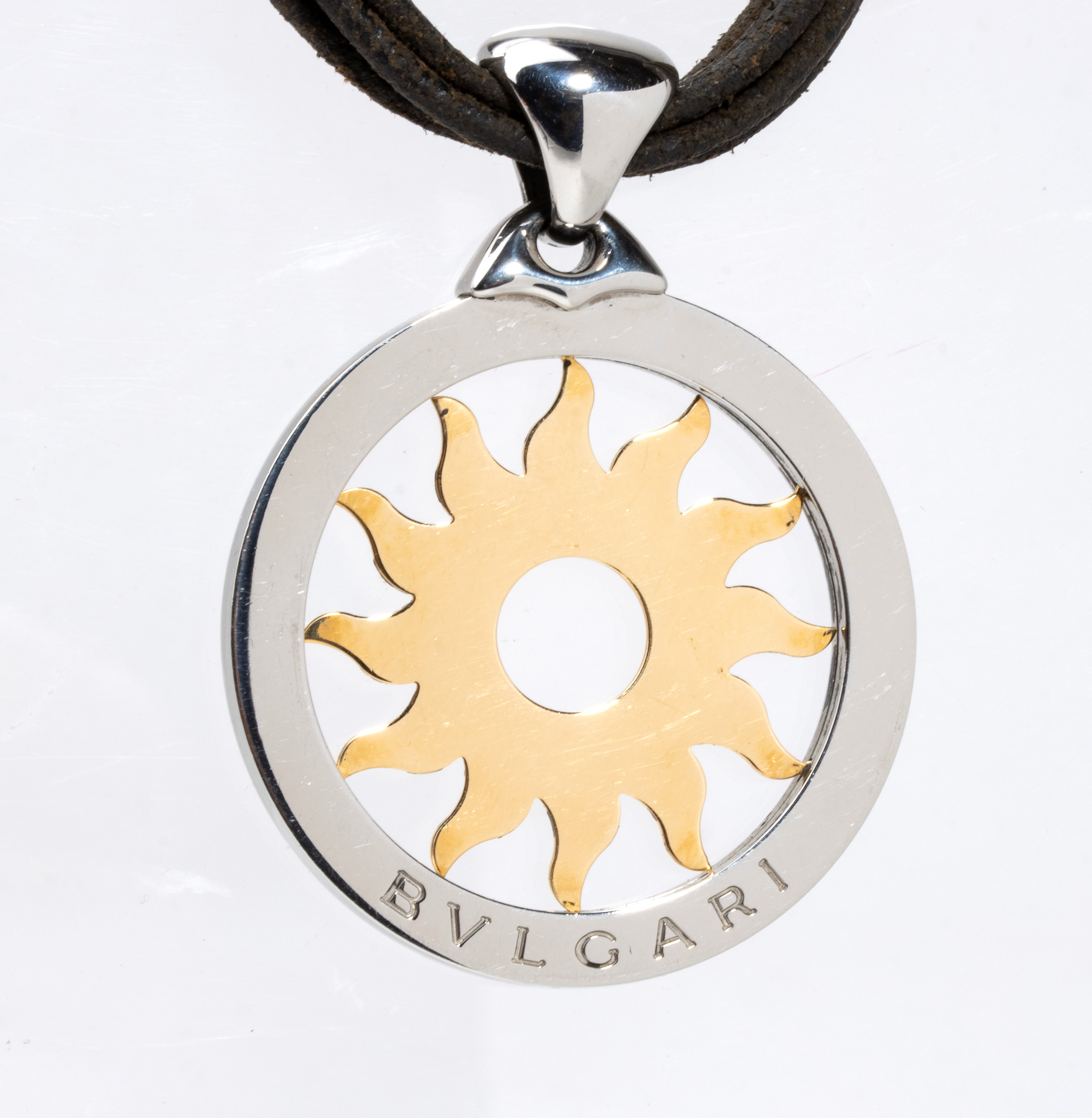 Collezione TONDO: girocollo con pendente sole in oro e acciaio