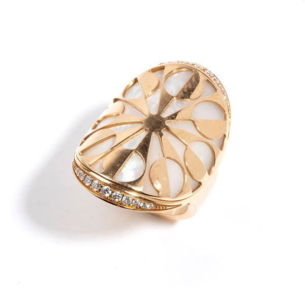 Collezione Intarsio: anello in oro con madreperla e diamanti 