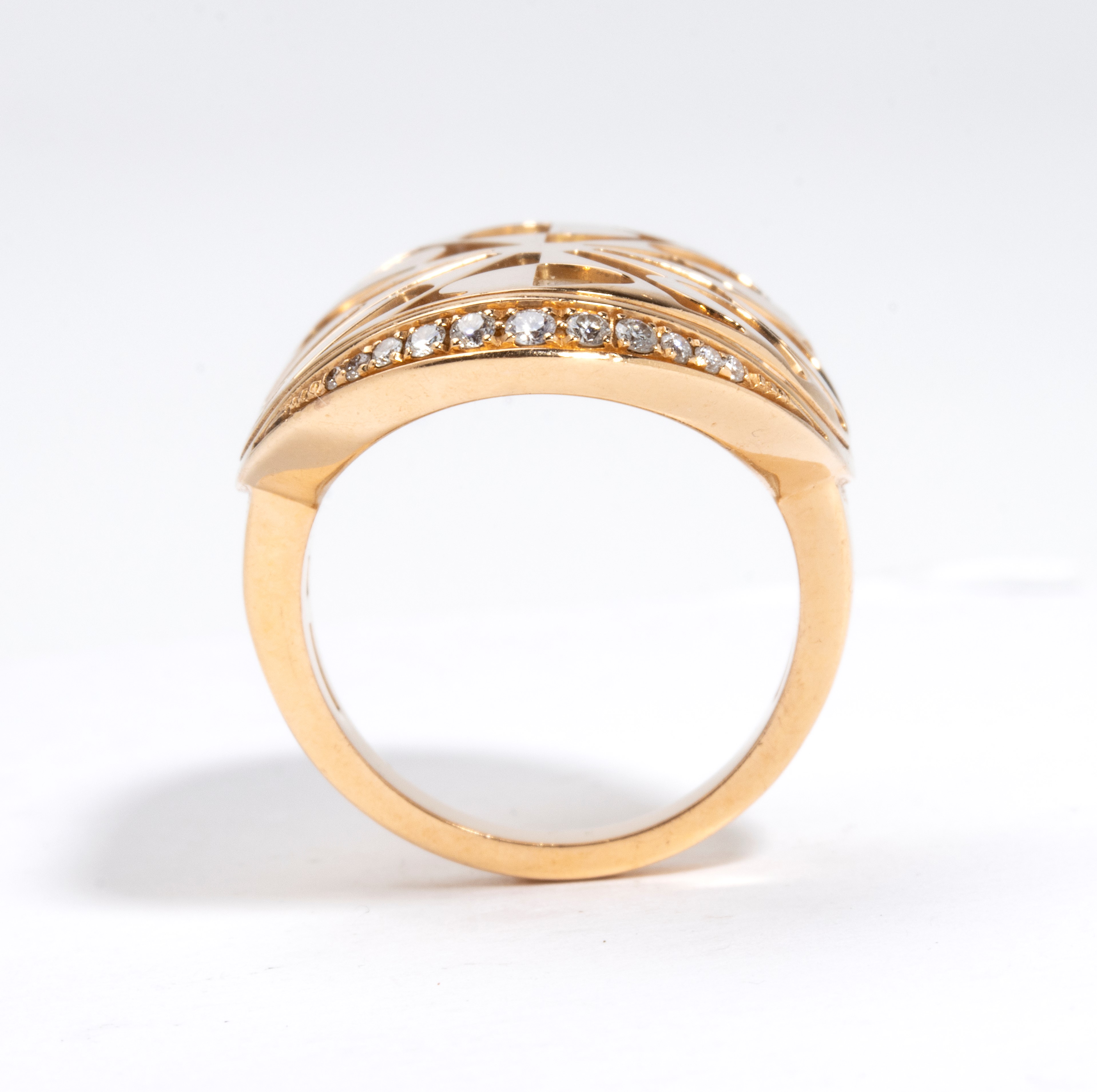 Collezione Intarsio: anello in oro con madreperla e diamanti