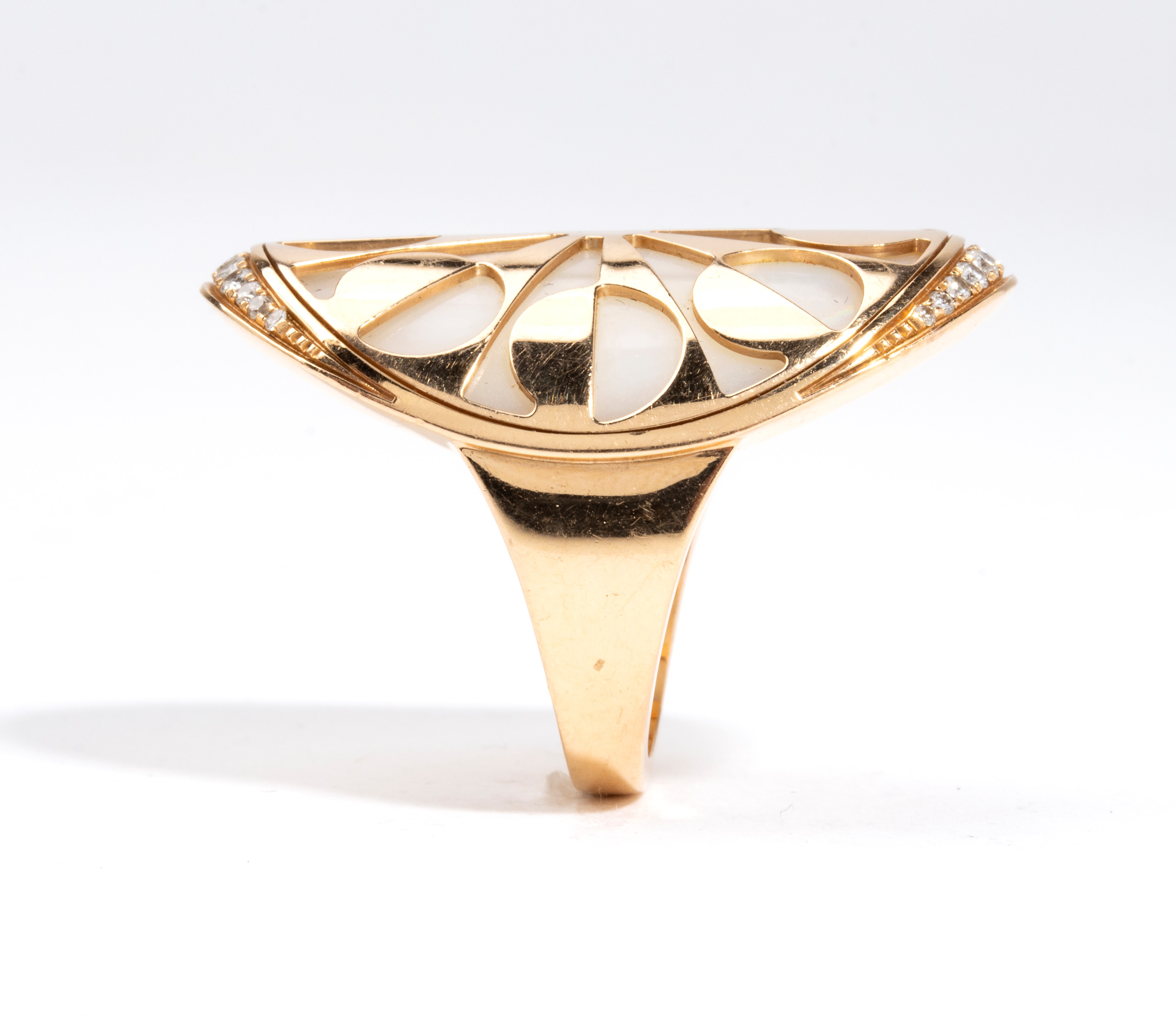 Collezione Intarsio: anello in oro con madreperla e diamanti