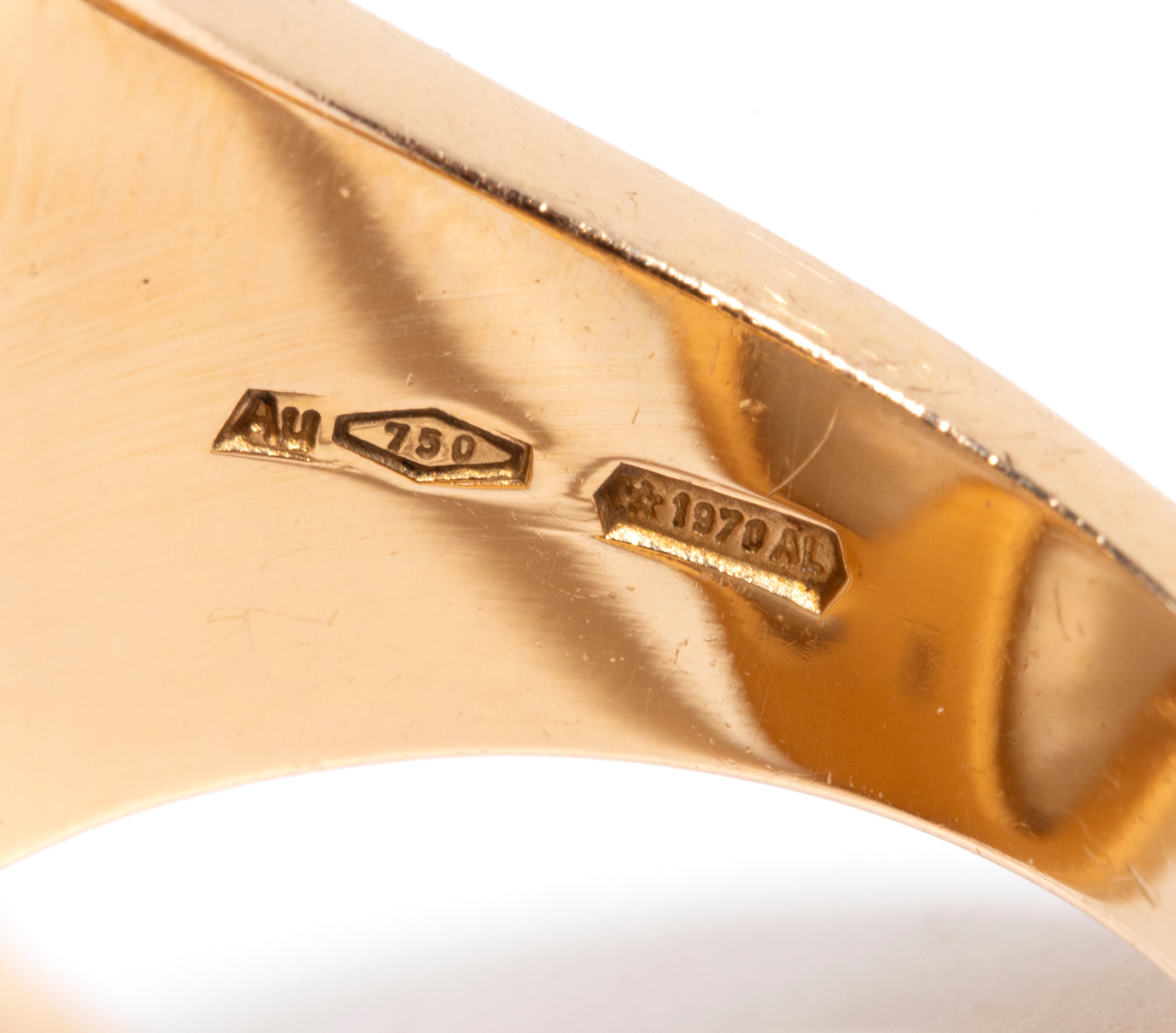 Collezione Intarsio: anello in oro con madreperla e diamanti