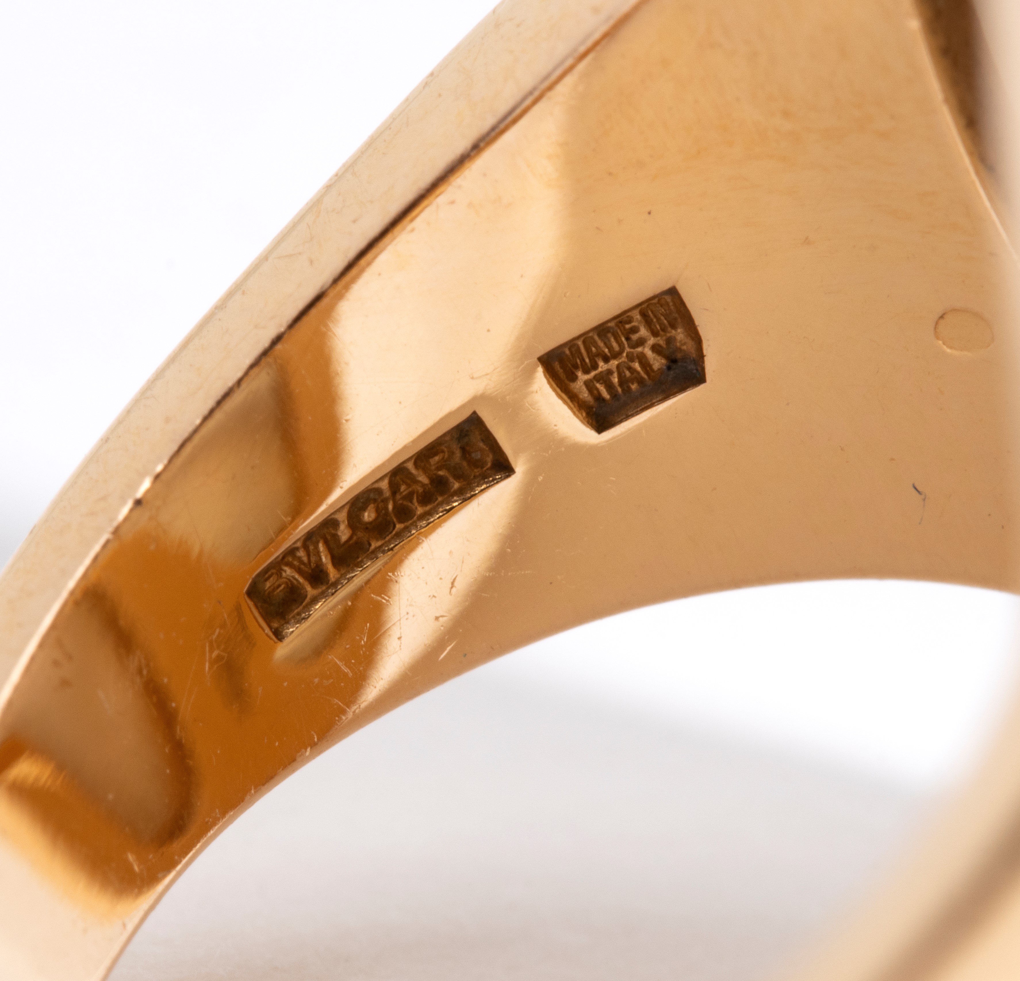 Collezione Intarsio: anello in oro con madreperla e diamanti