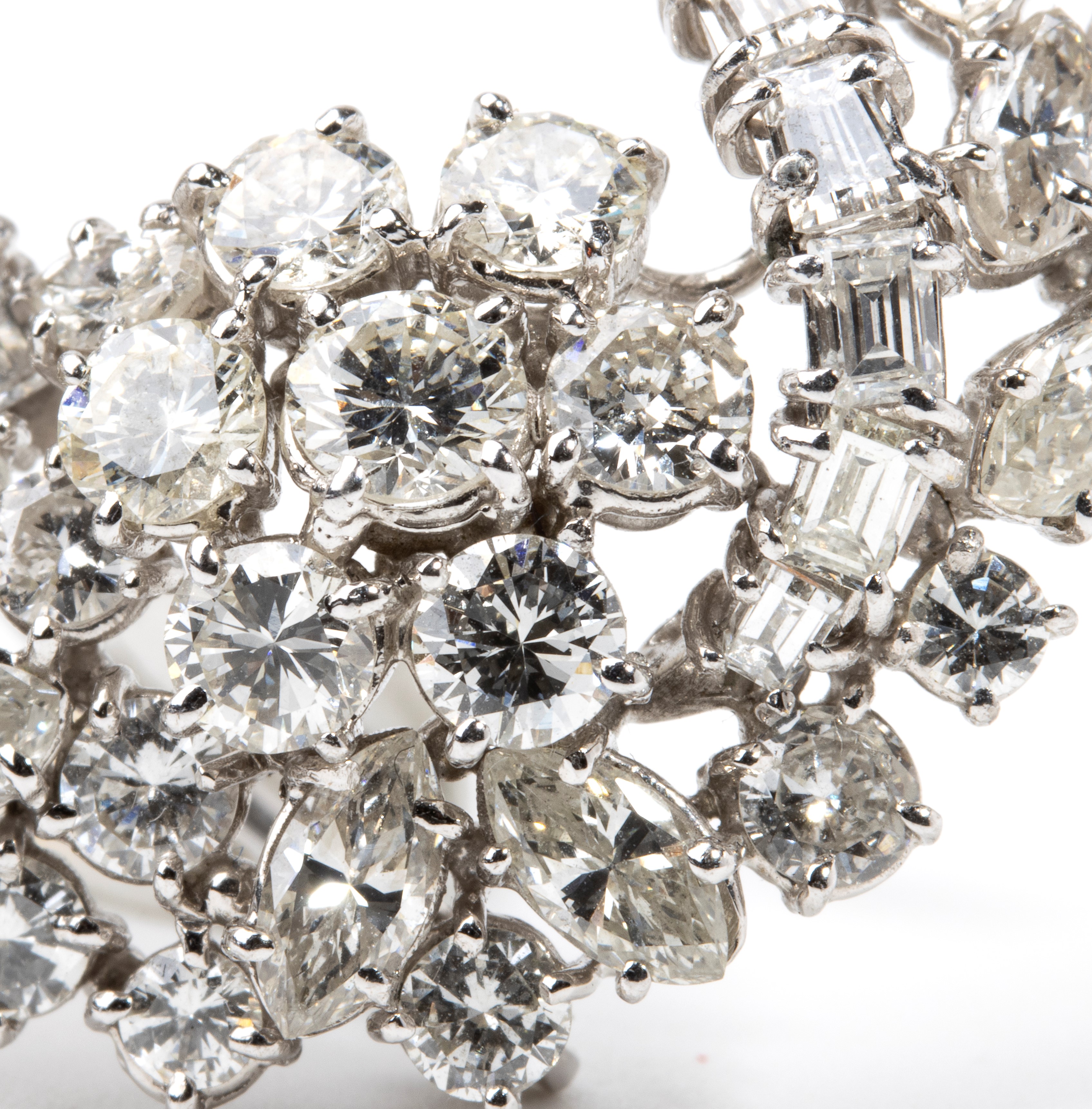 Spilla a nastro floreale in oro e diamanti