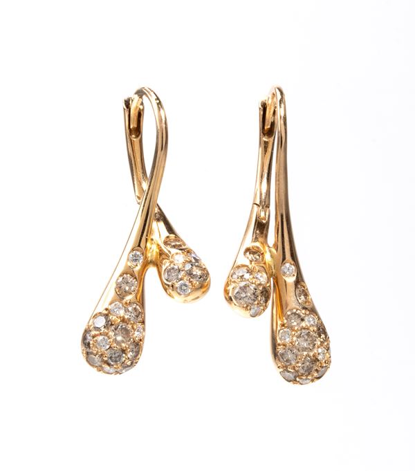 Paio di orecchini in oro con diamanti