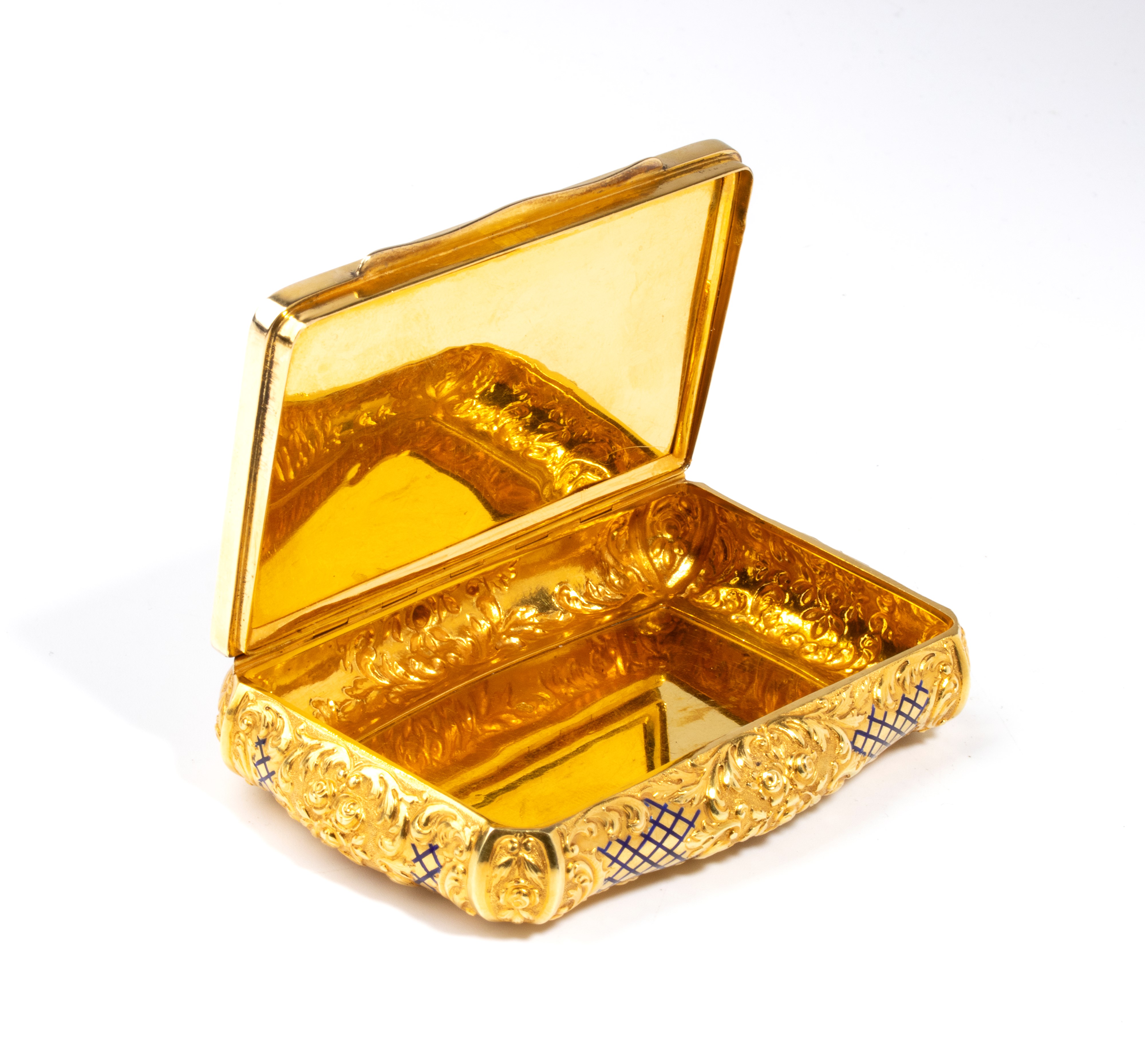 Francia (XVIII secolo), Tabacchiera francese dell’Ancien Régime in oro con diamanti e smalti poli...