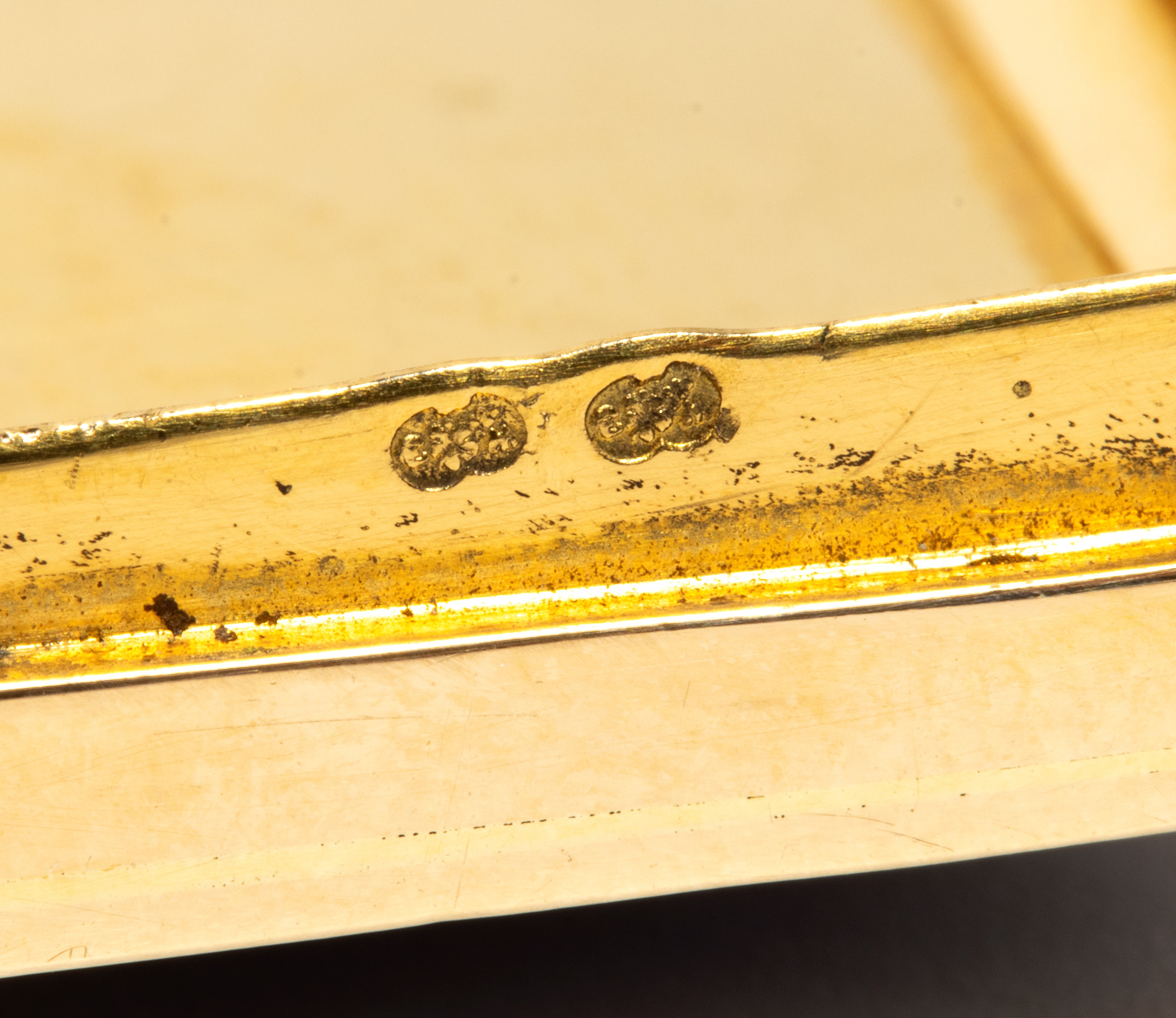 Francia (XVIII secolo), Tabacchiera francese dell’Ancien Régime in oro con diamanti e smalti poli...