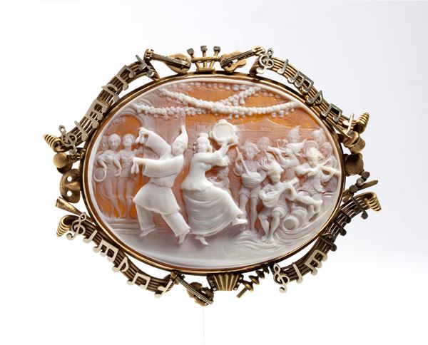 Gold shell cameo brooch