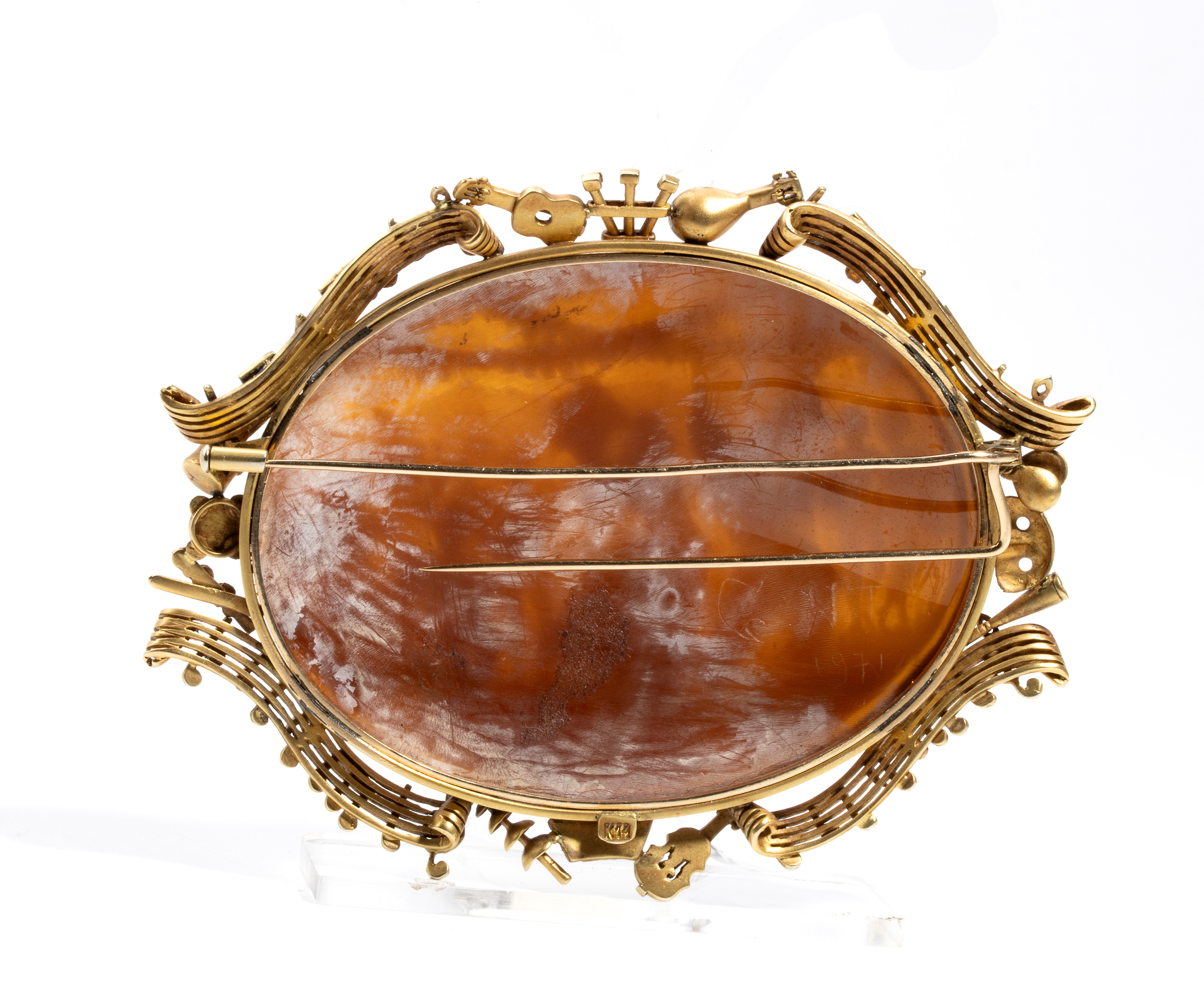 Spilla in oro con cammeo in conchiglia