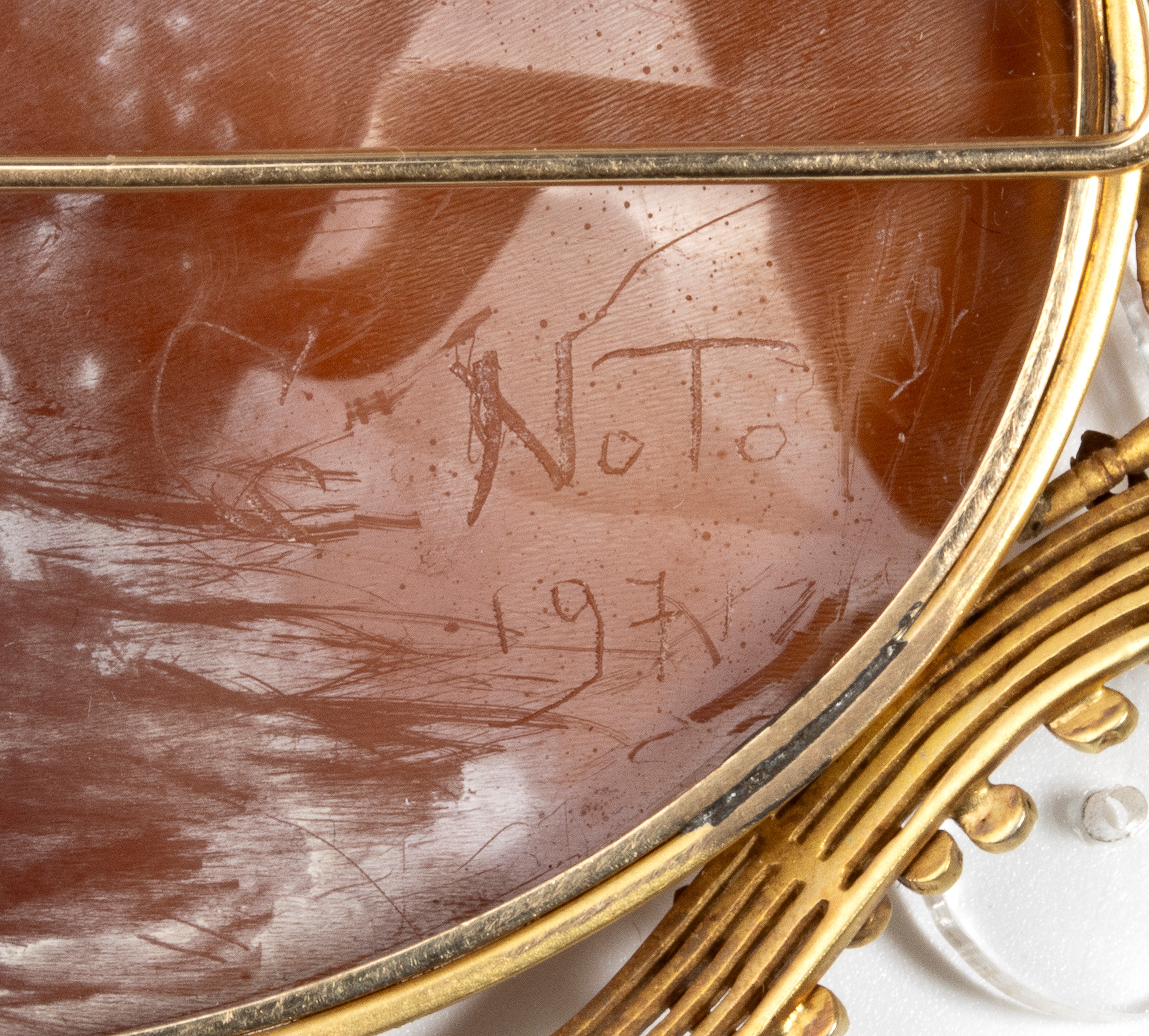 Spilla in oro con cammeo in conchiglia