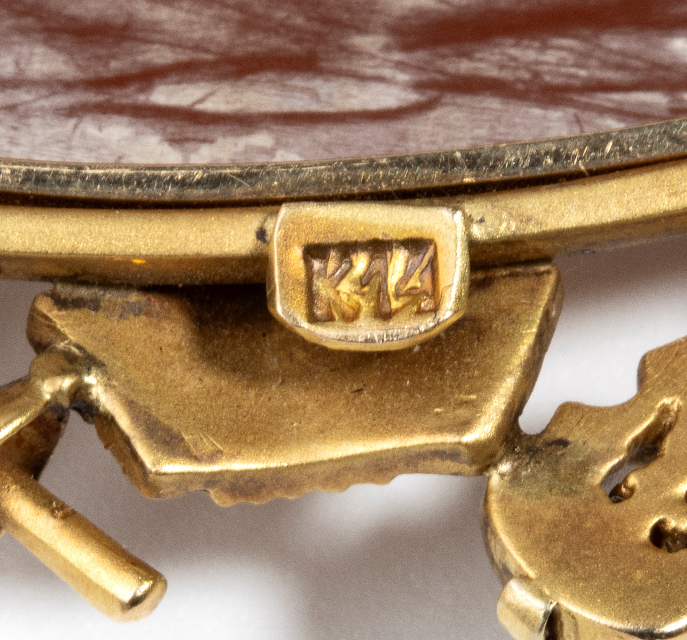 Spilla in oro con cammeo in conchiglia