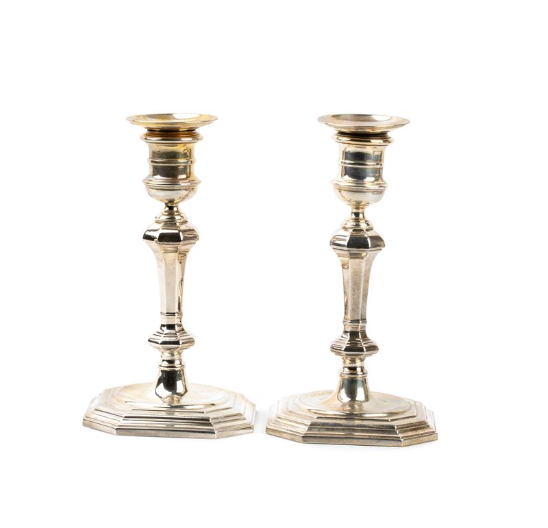 Coppia di candelieri italiani in argento 800/1000, metà XX secolo