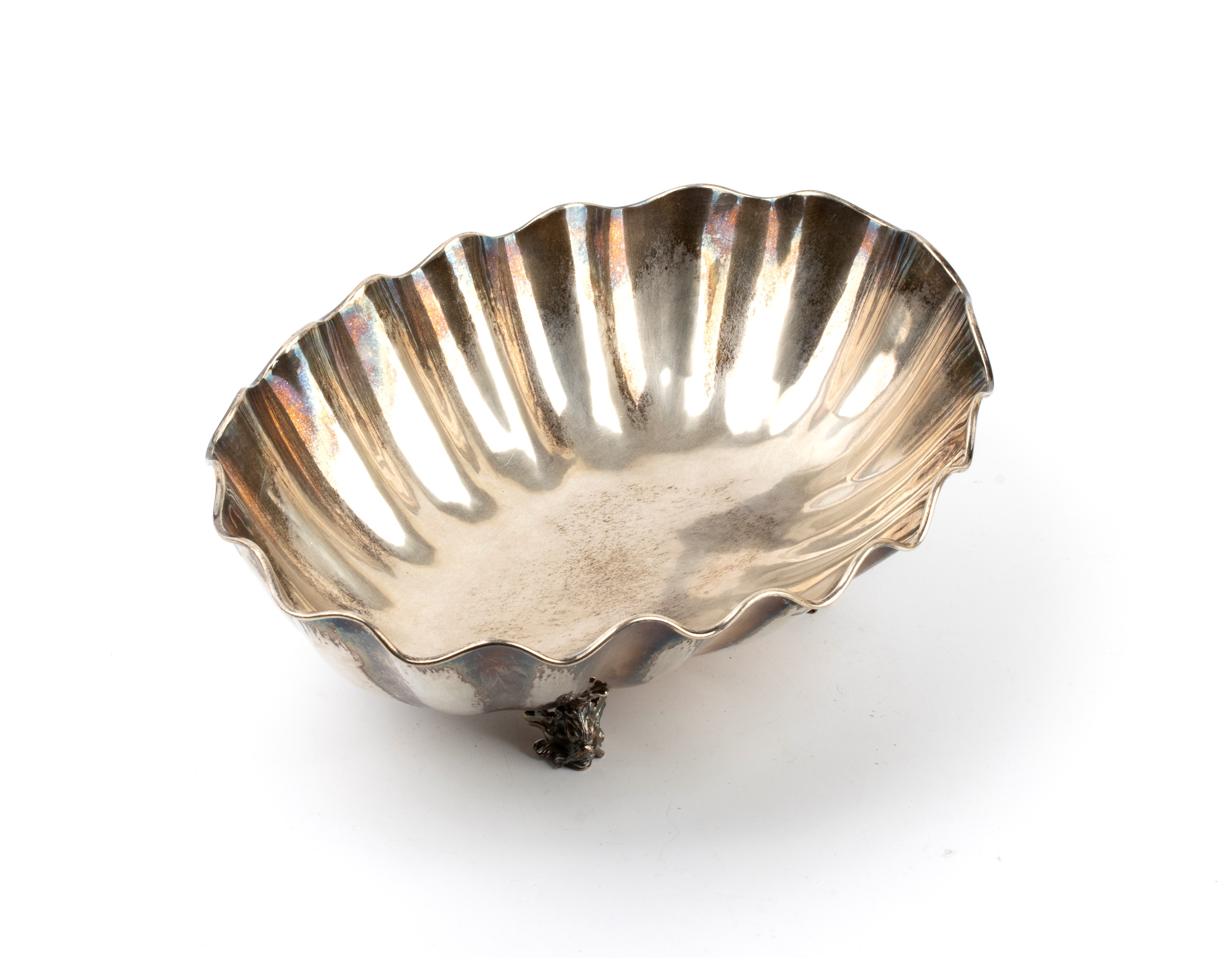 Centrotavola italiano in argento 800/1000, ovale mosso con piedi a testa di delfino (metà XX seco...