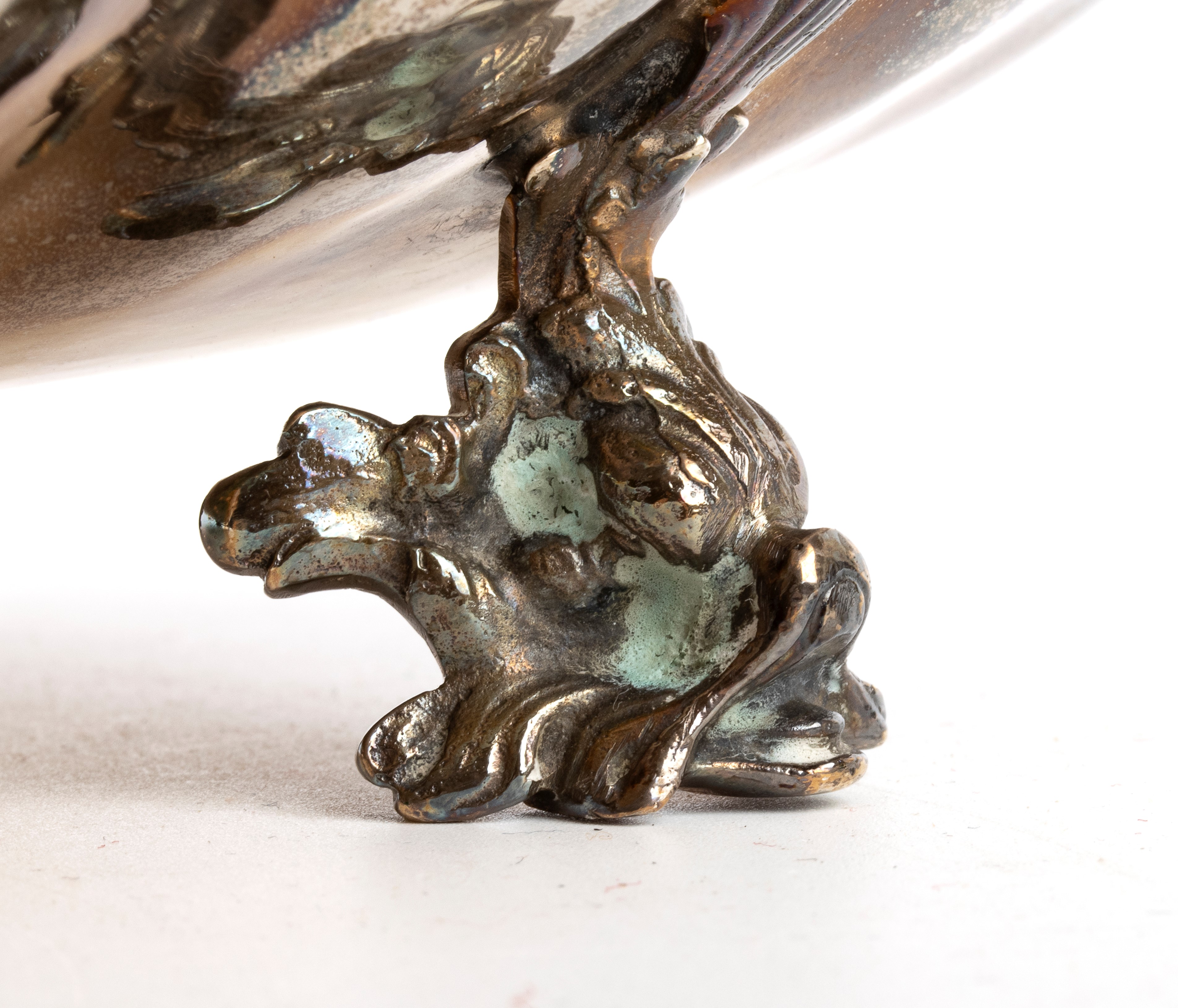 Centrotavola italiano in argento 800/1000, ovale mosso con piedi a testa di delfino (metà XX seco...