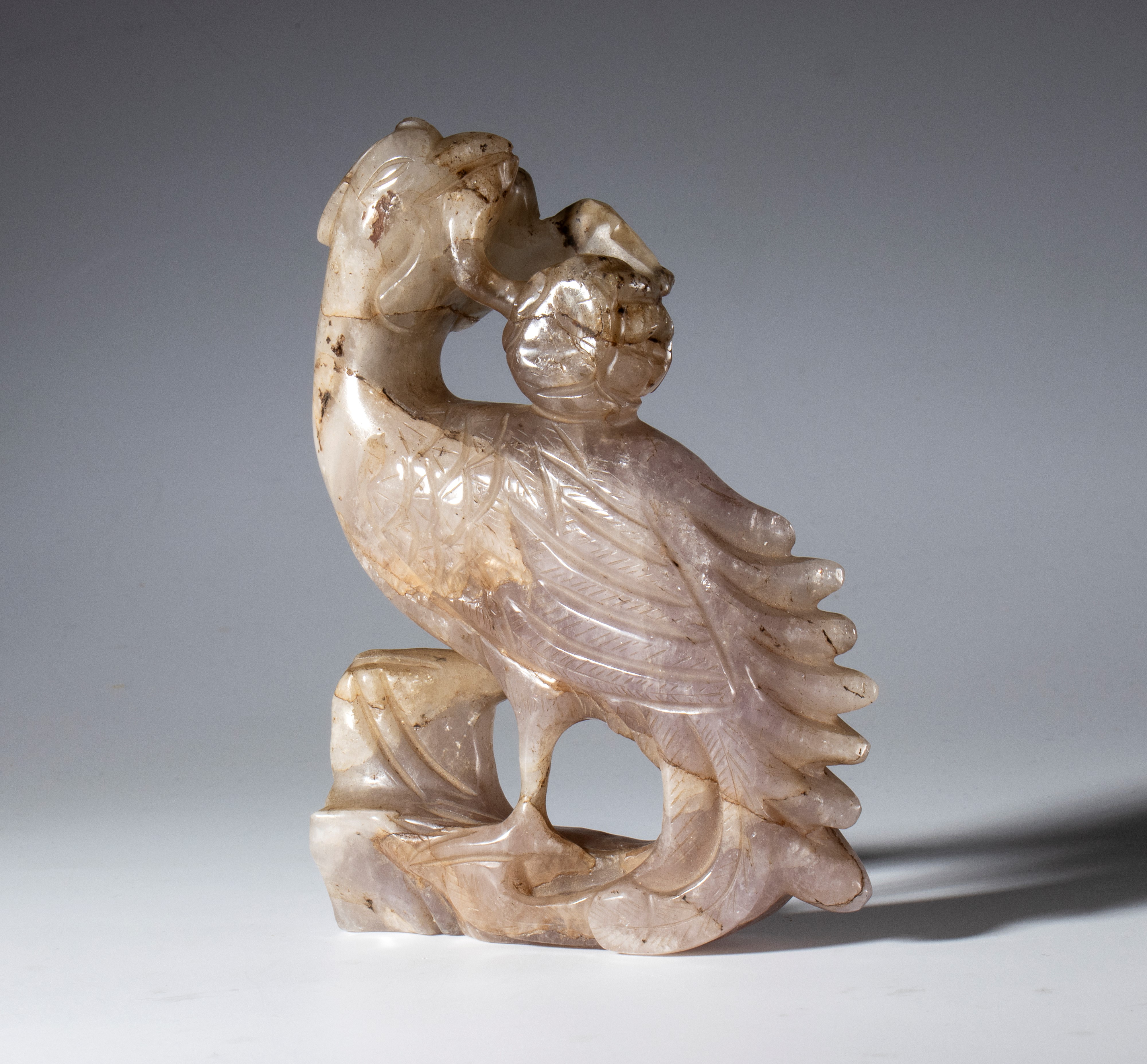 Cina, scultura in ametista scolpita e incisa raffigurante un uccellino con frutto nel becco (XX s...