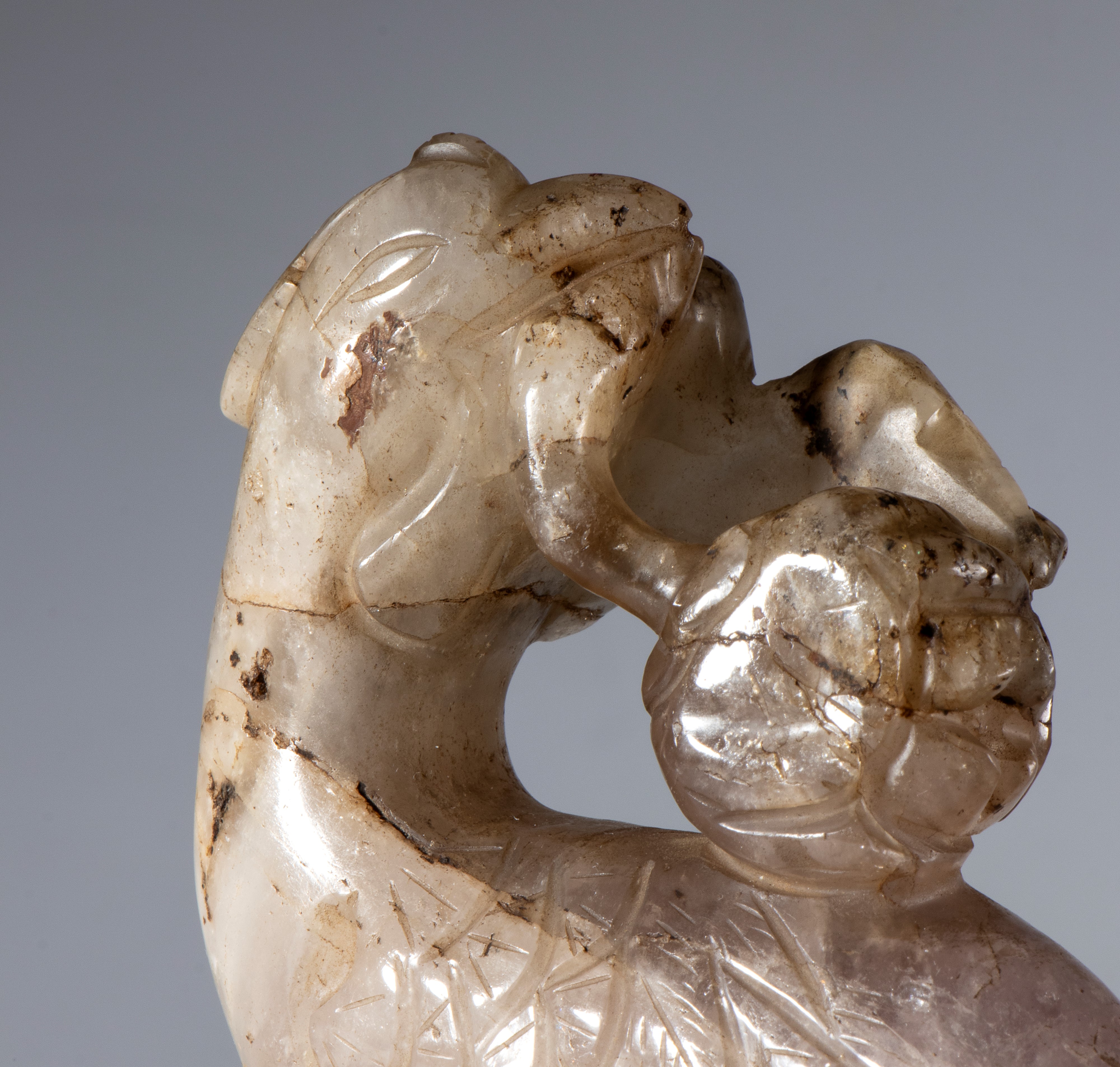 Cina, scultura in ametista scolpita e incisa raffigurante un uccellino con frutto nel becco (XX s...