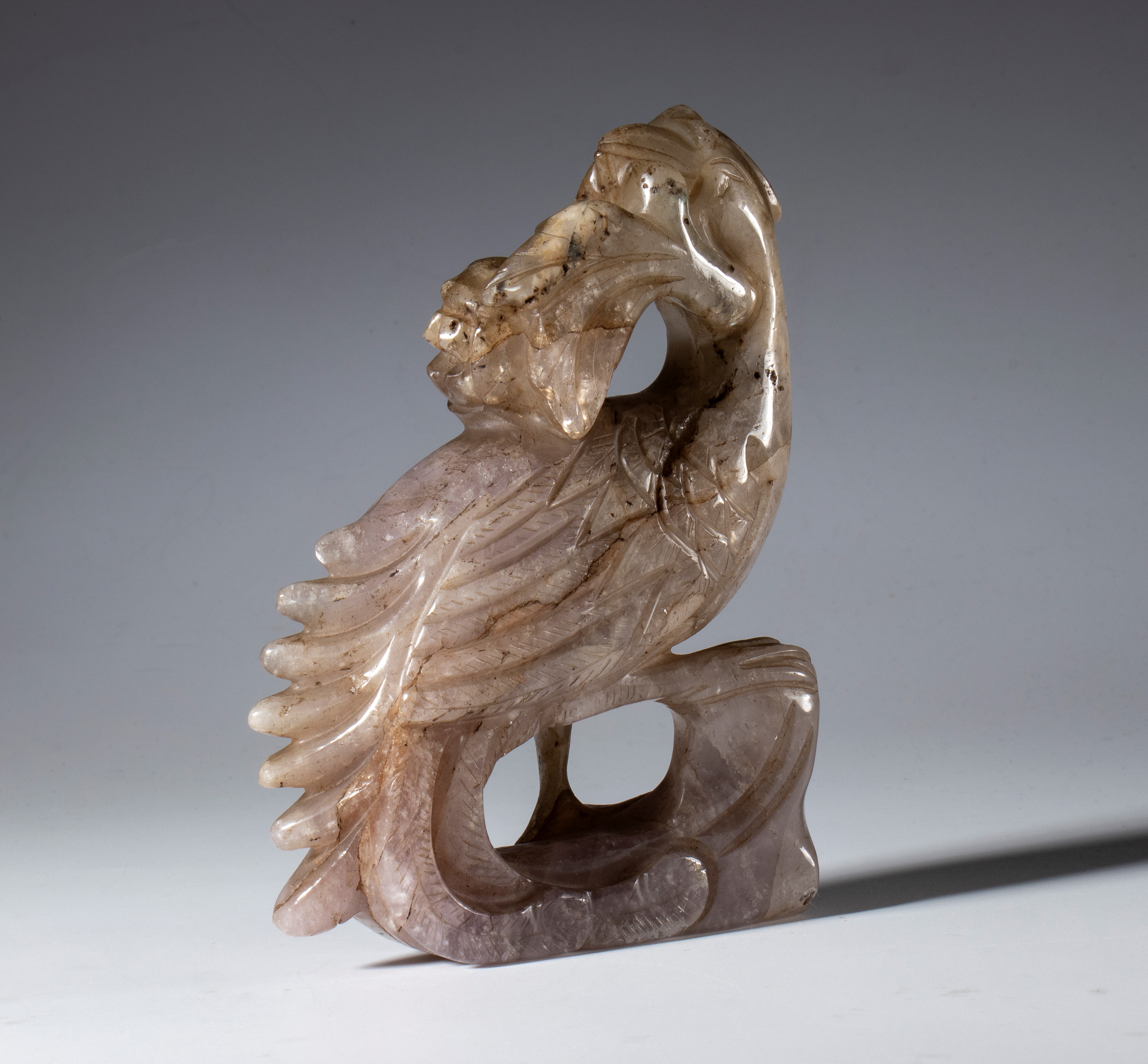 Cina, scultura in ametista scolpita e incisa raffigurante un uccellino con frutto nel becco (XX s...