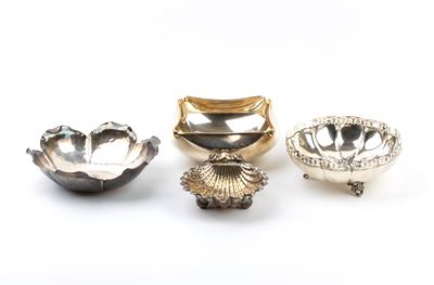 Coppia di vassoi/portacose e tre cestini in argento 800/1000 (punzoni “800 - Vespasiani Roma”, “8...