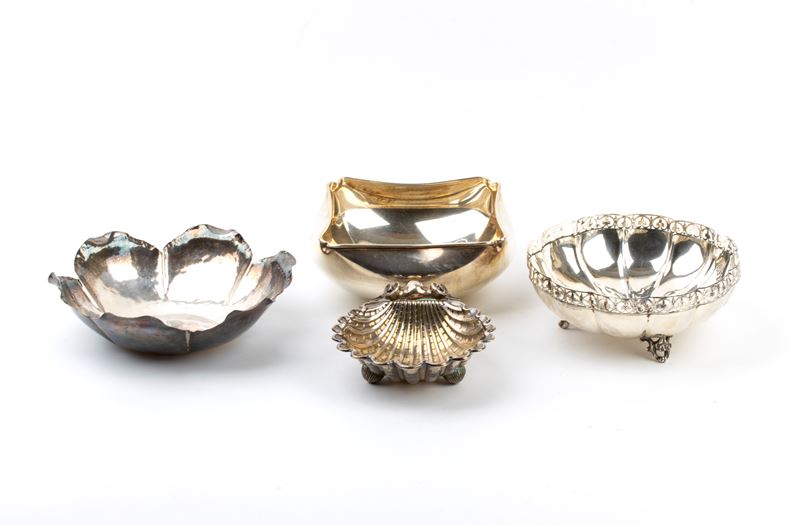 Coppia di vassoi/portacose e tre cestini in argento 800/1000 (punzoni “800 - Vespasiani Roma”, “8...
