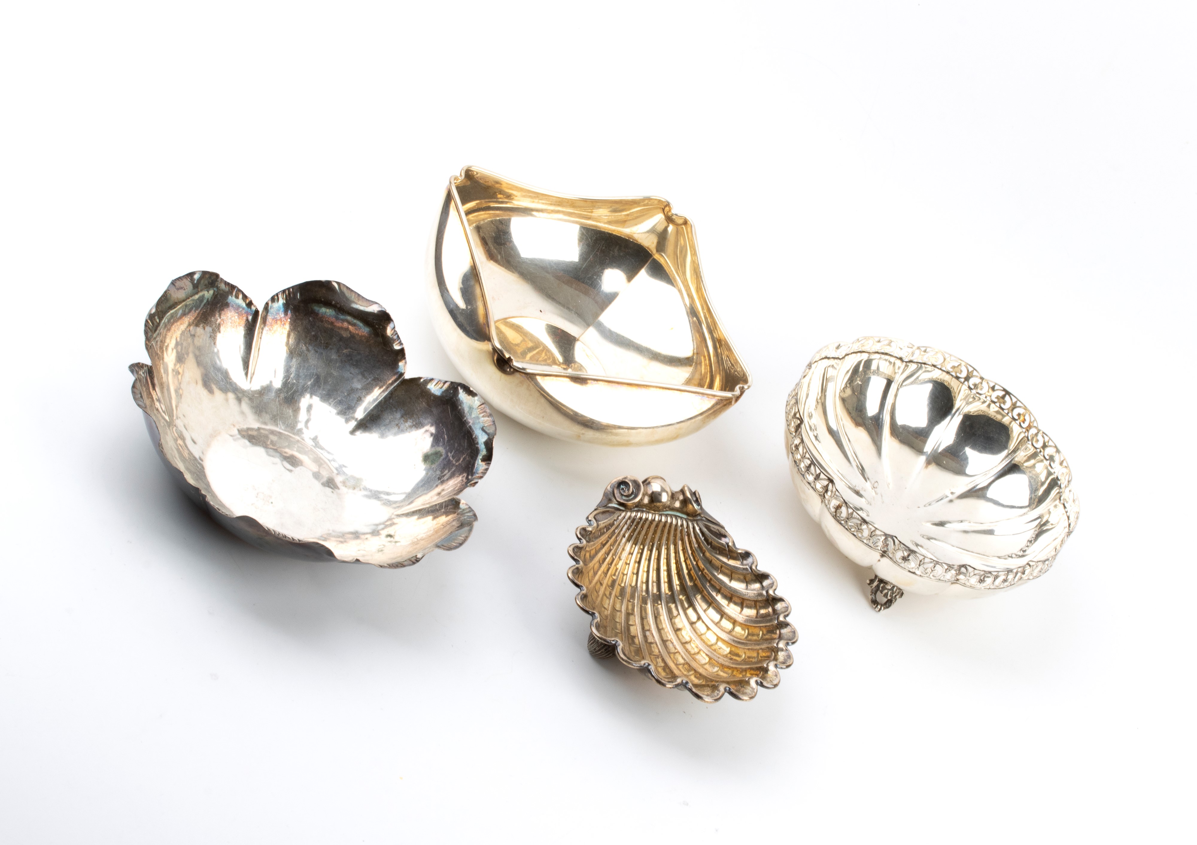 Coppia di vassoi/portacose e tre cestini in argento 800/1000 (punzoni “800 - Vespasiani Roma”, “8...