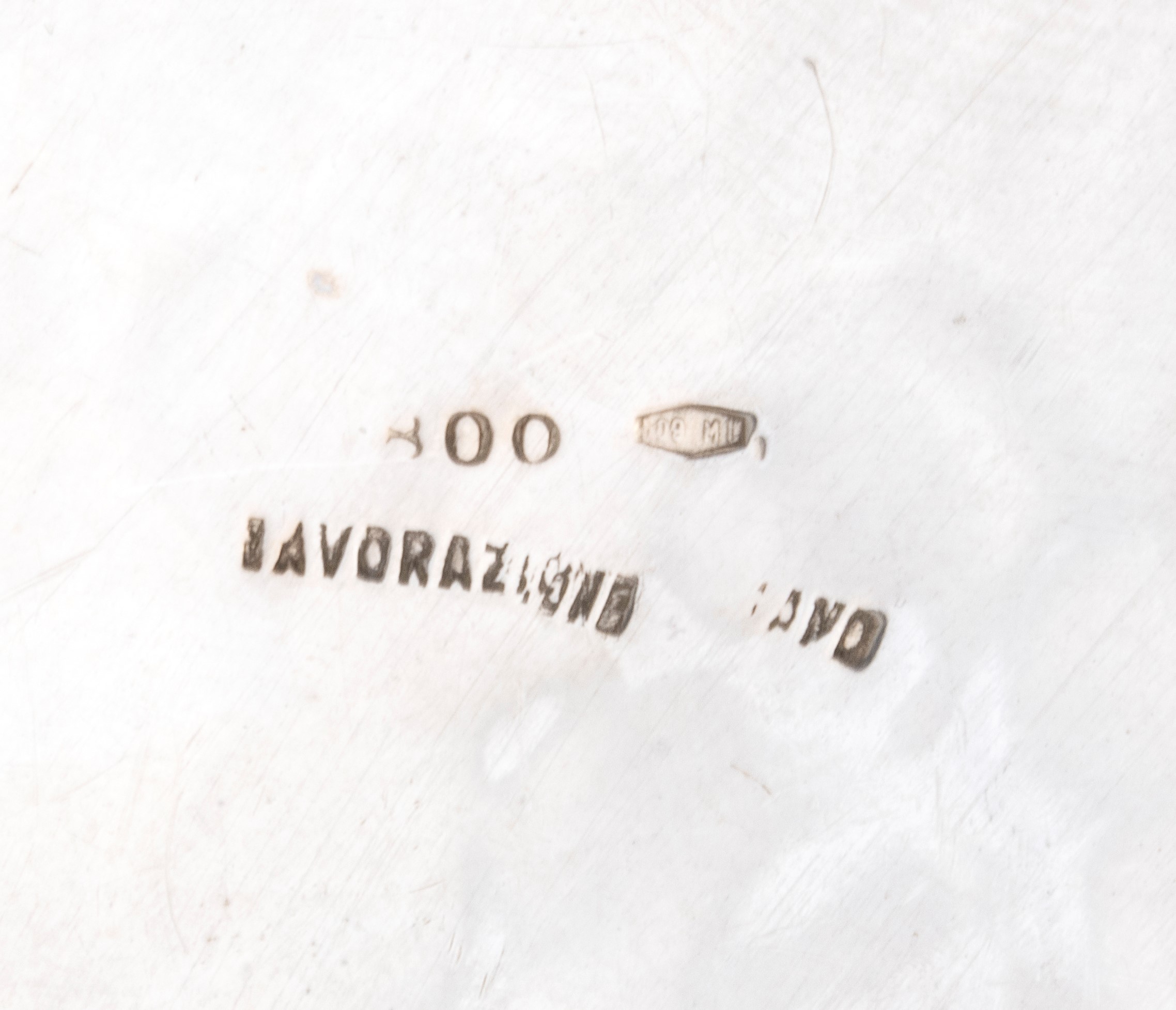 Coppia di vassoi/portacose e tre cestini in argento 800/1000 (punzoni “800 - Vespasiani Roma”, “8...
