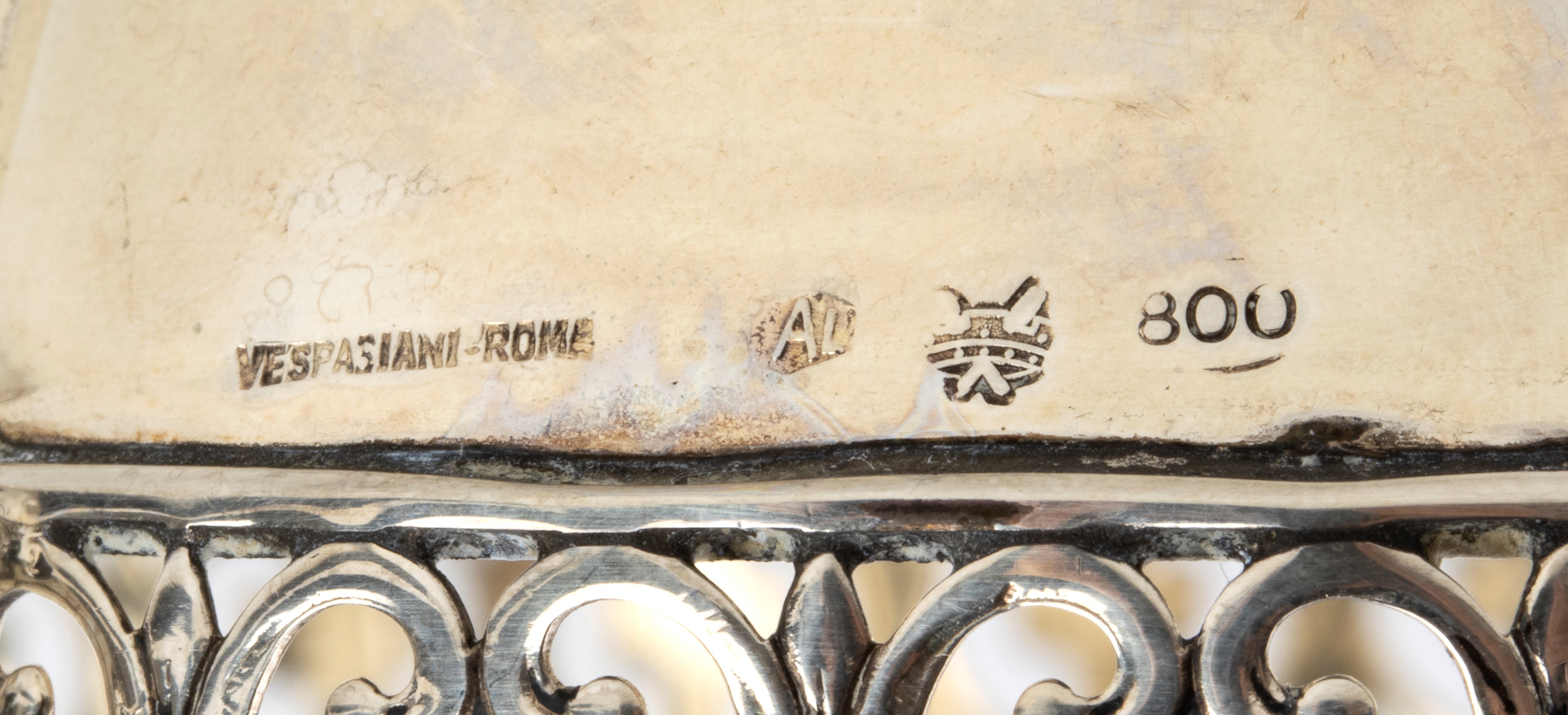 Coppia di vassoi/portacose e tre cestini in argento 800/1000 (punzoni “800 - Vespasiani Roma”, “8...