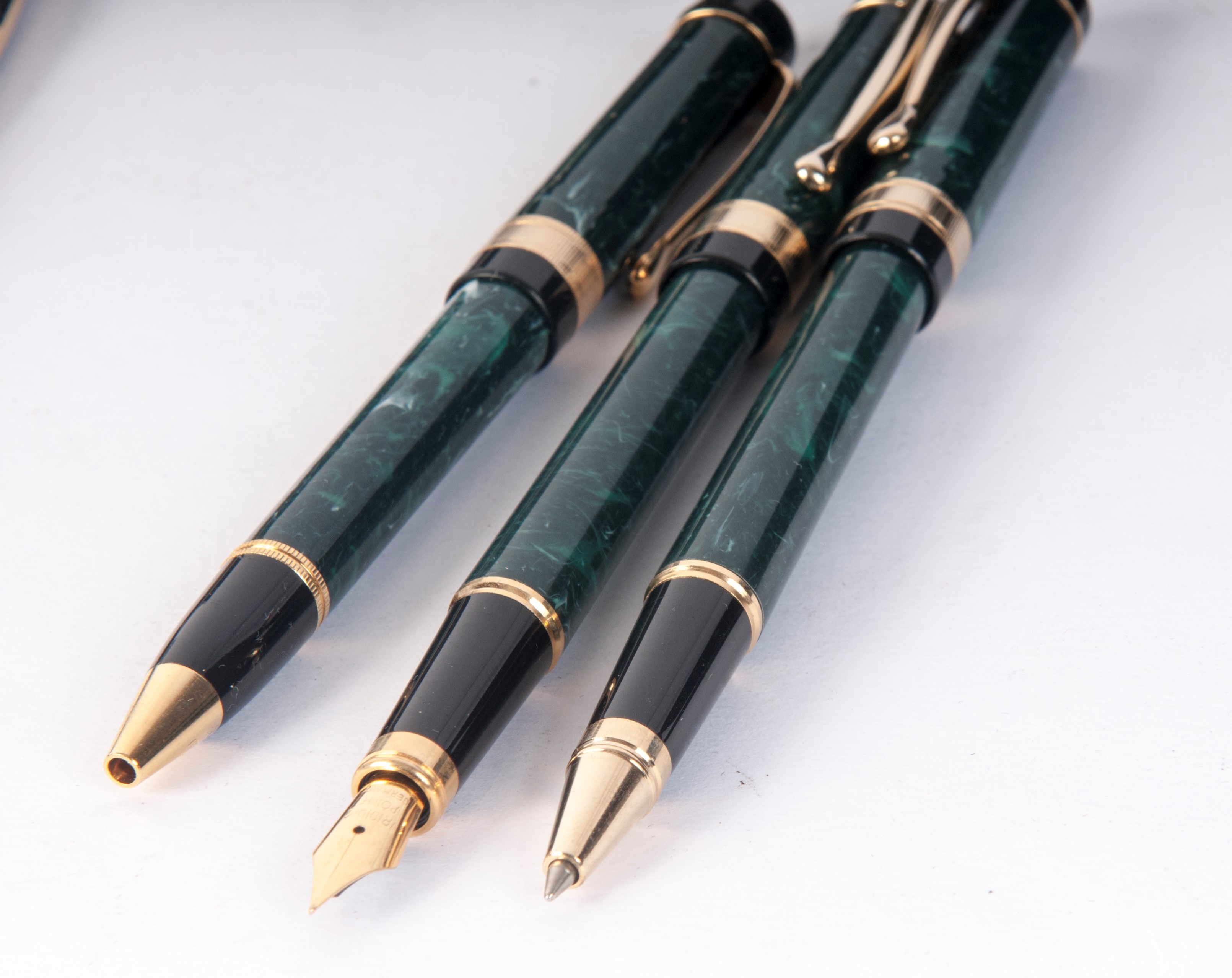 Lotto di cinque penne biro e stilografiche