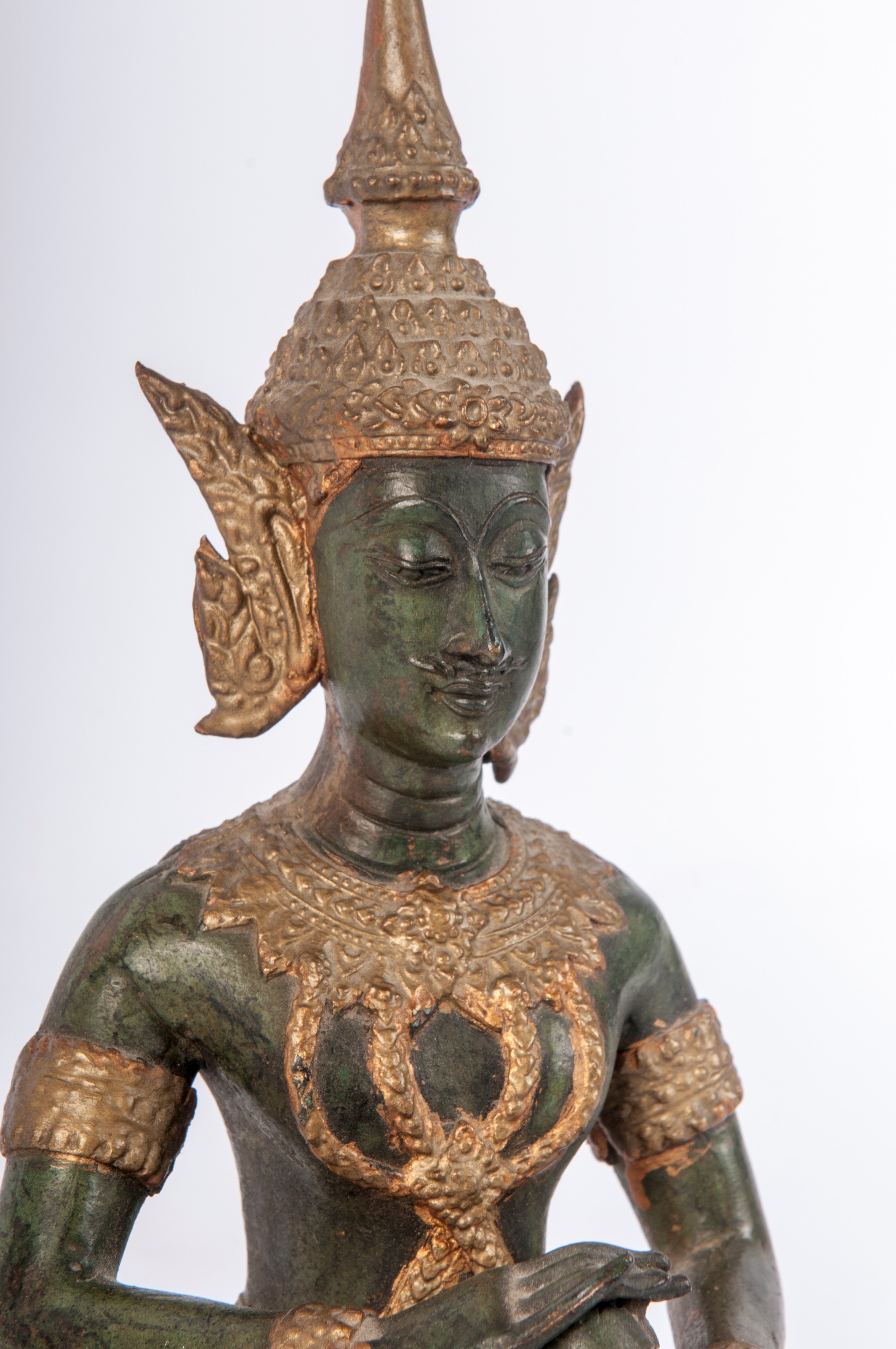 Figura femminile seduta in bronzo