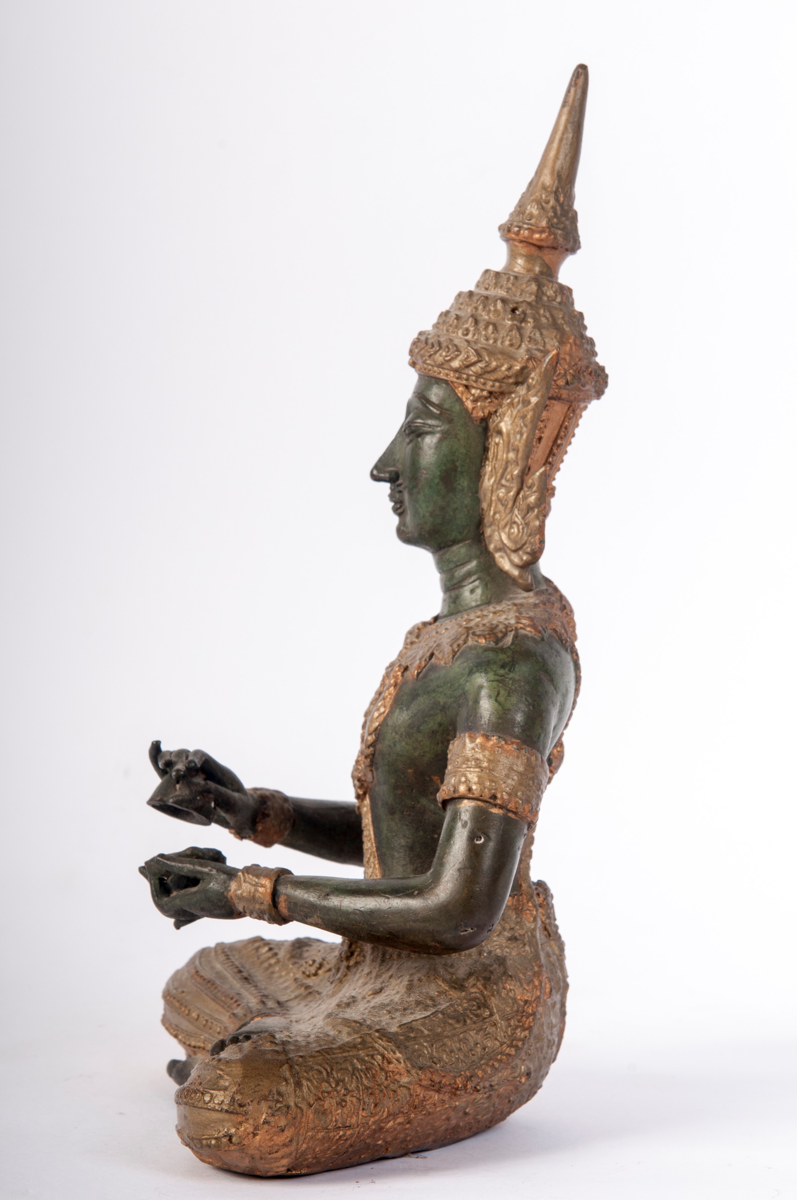 Figura femminile seduta in bronzo