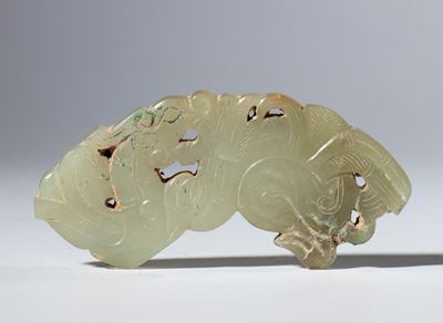 Pendente in giada nefrite a forma di mezza luna raffigurante animale mitologico, Cina, periodo Re...