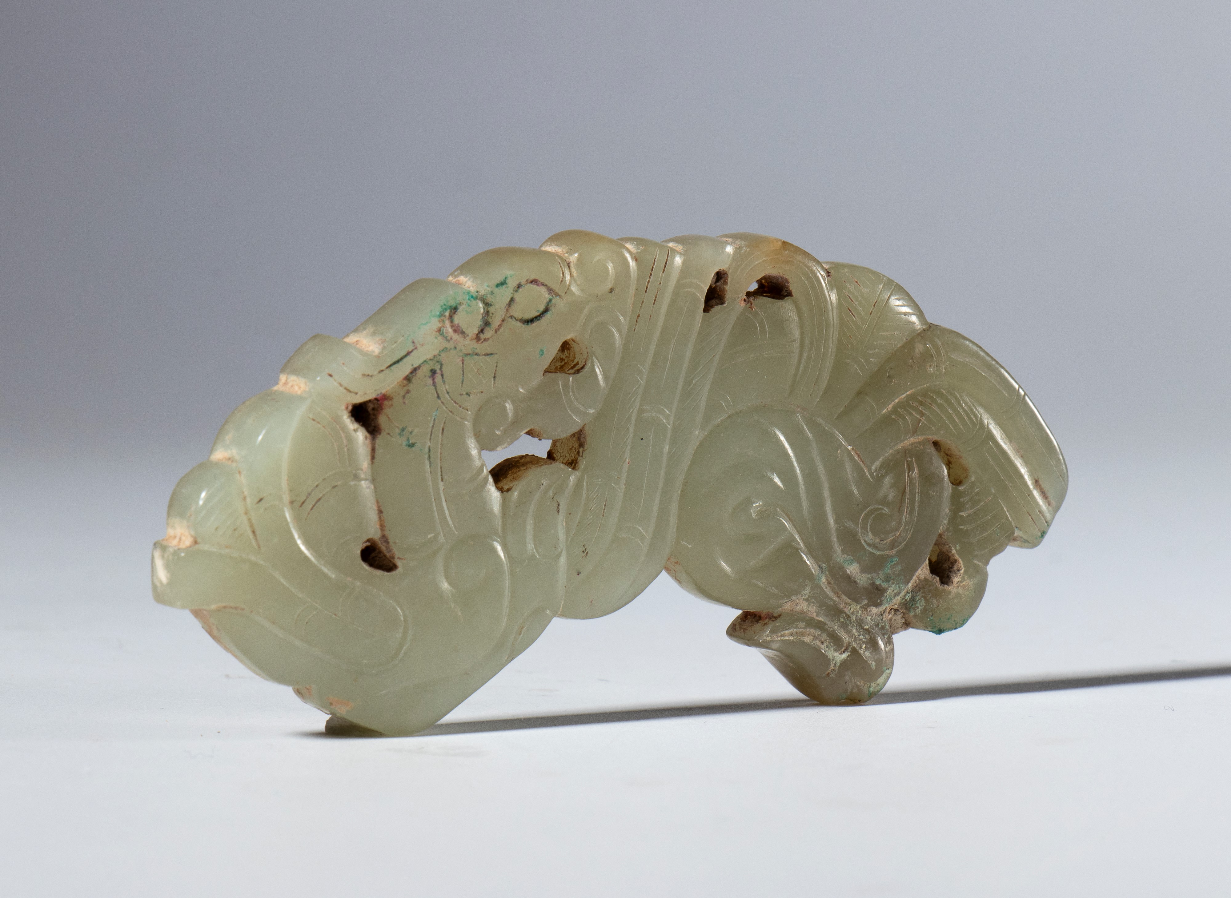 Pendente in giada nefrite a forma di mezza luna raffigurante animale mitologico, Cina, periodo Re...