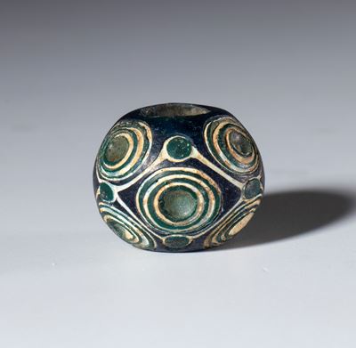Perla antica, vetro opaco bianco con inserti blu scuro a motivi a spirale (Cina, Periodo degli St...