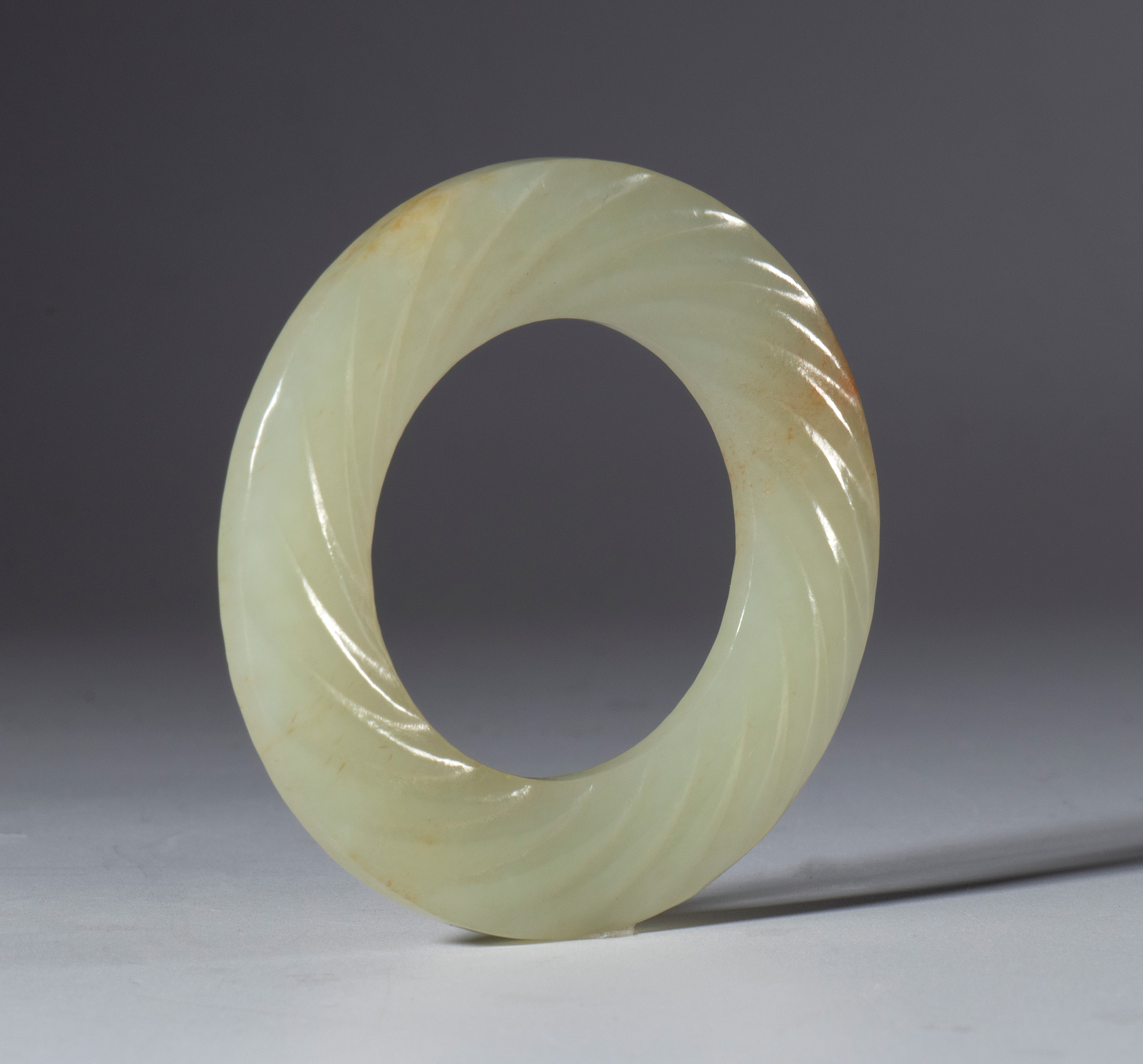 Giada chiara, Disco bi in giada con corpo a spirale, Cina, dinastia Qing, fine XIX secolo