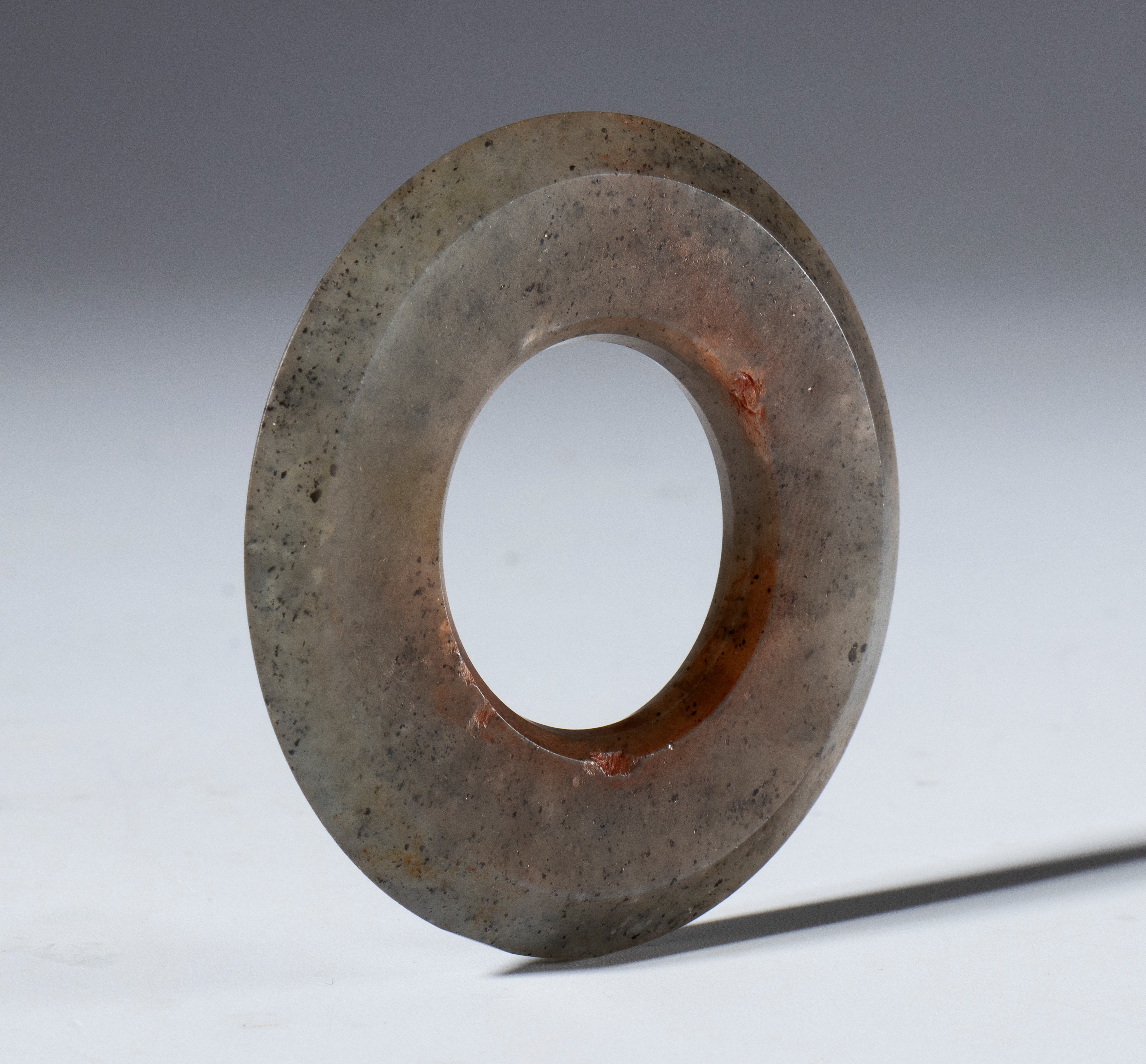 Giada a disco, Giada nefrite grigio-rossa, Cina, dinastia Qing (1644-1912), fine XIX secolo