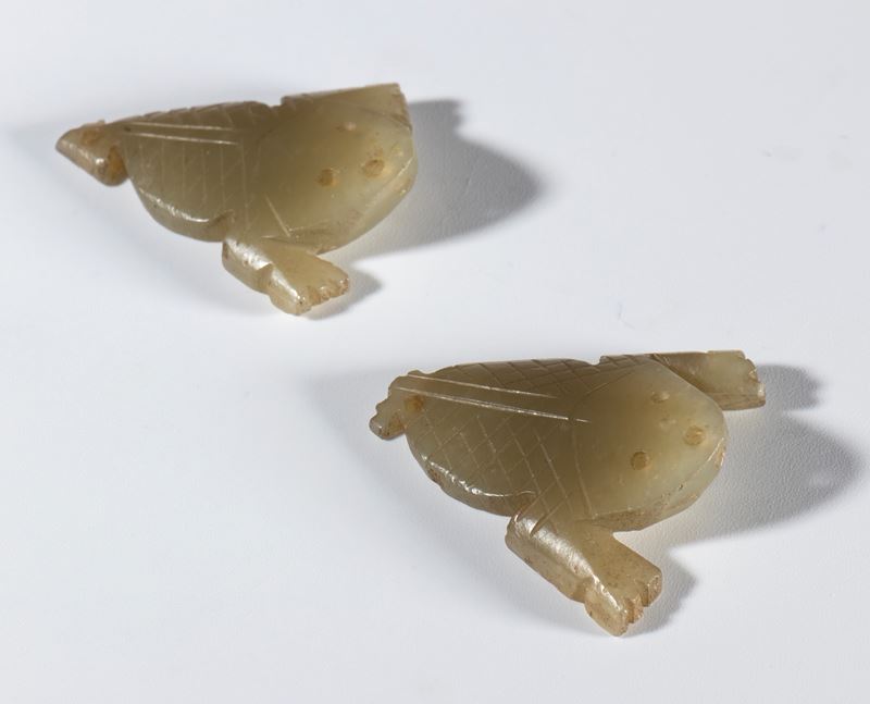 Cina, dinastia Qing (fine XVIII-XIX secolo), Coppia di piccole placchette in giada chiara a forma...