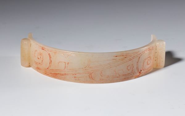  Semicircular ornament in archaic style in engraved jade. Two cicada-shaped elements at the ends. Traces of red pigment in the engravings. China, Qing dynasty (1644–1912), late 19th century