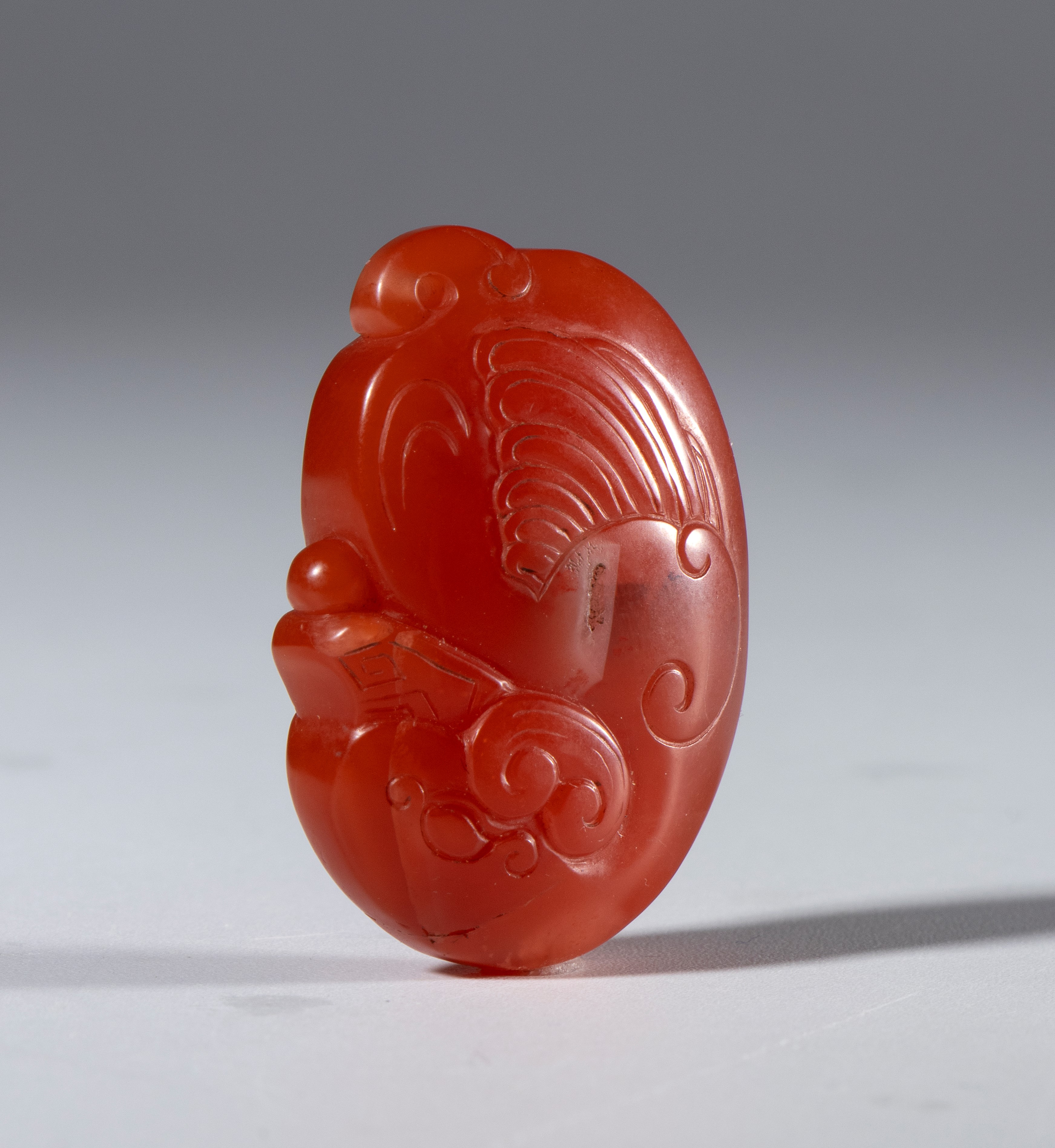 Cina, pendente in agata Nanhong a forma di uccello stilizzato (fine  XIX-inizio XX secolo)