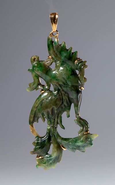 Giada verde scuro, Pendente con montatura in oro 18 K, Cina (inizio XX secolo)