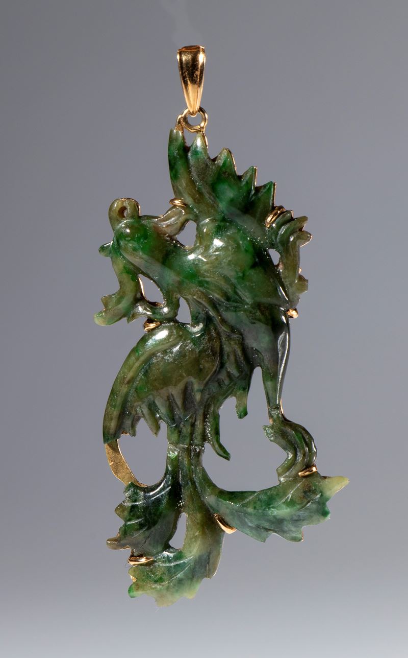 Giada verde scuro, Pendente con montatura in oro 18 K, Cina (inizio XX secolo)