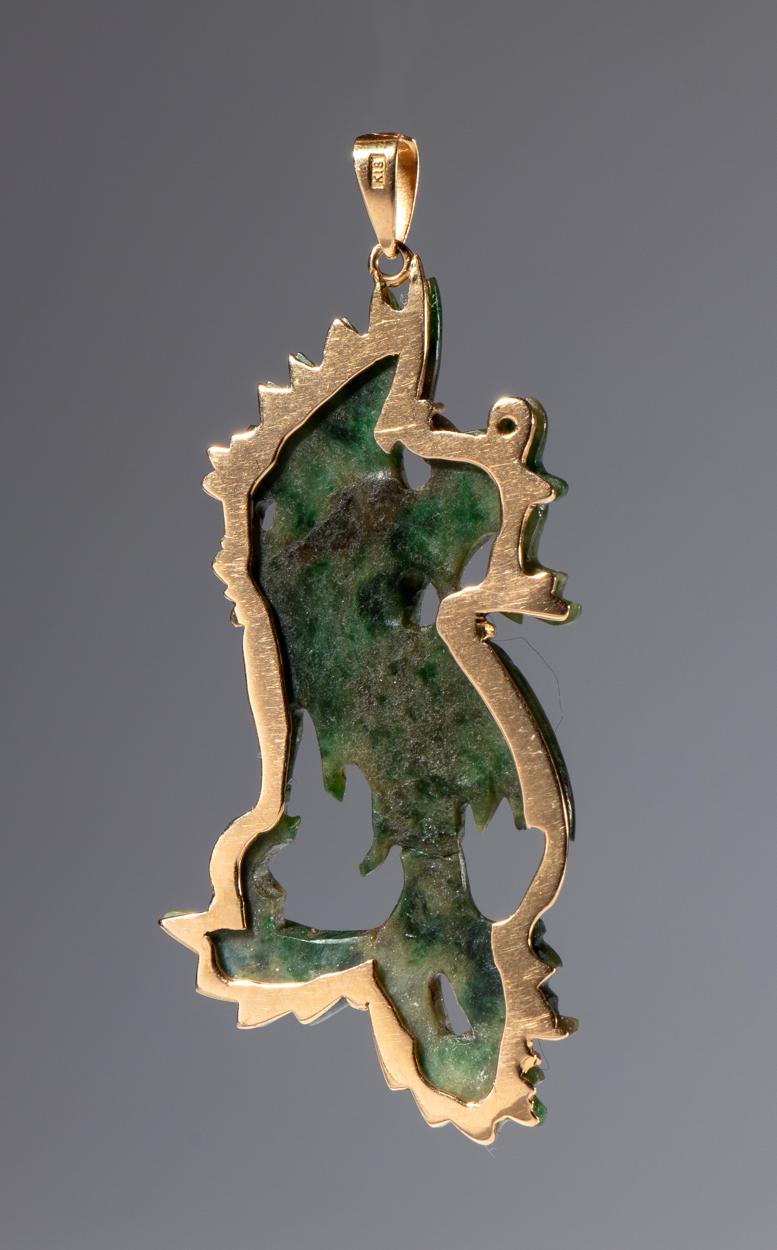 Giada verde scuro, Pendente con montatura in oro 18 K, Cina (inizio XX secolo)