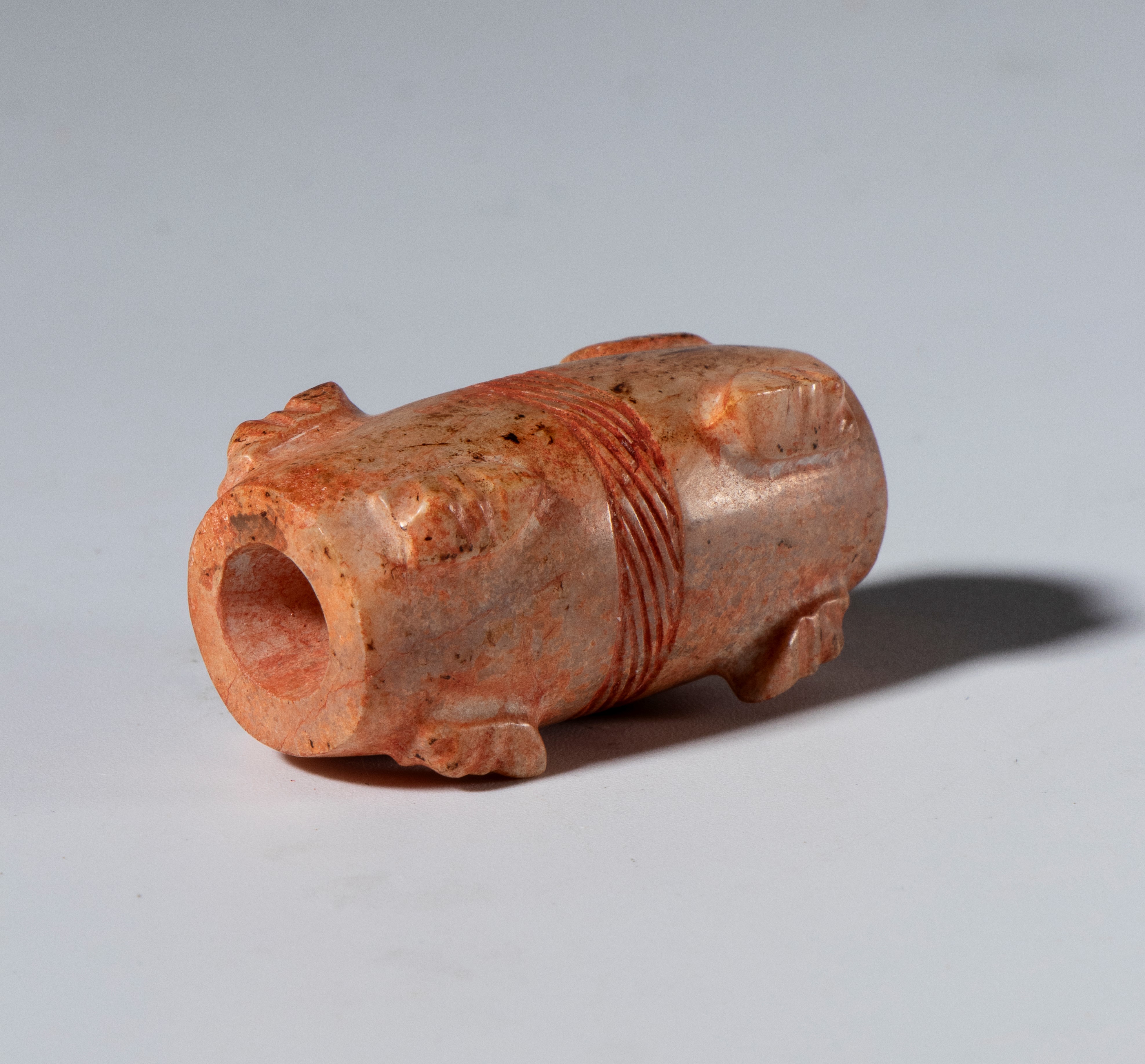 Pendente tubolare in giada nefrite, con otto elementi a forma di cicala, Cina, dinastia Qing (XIX...