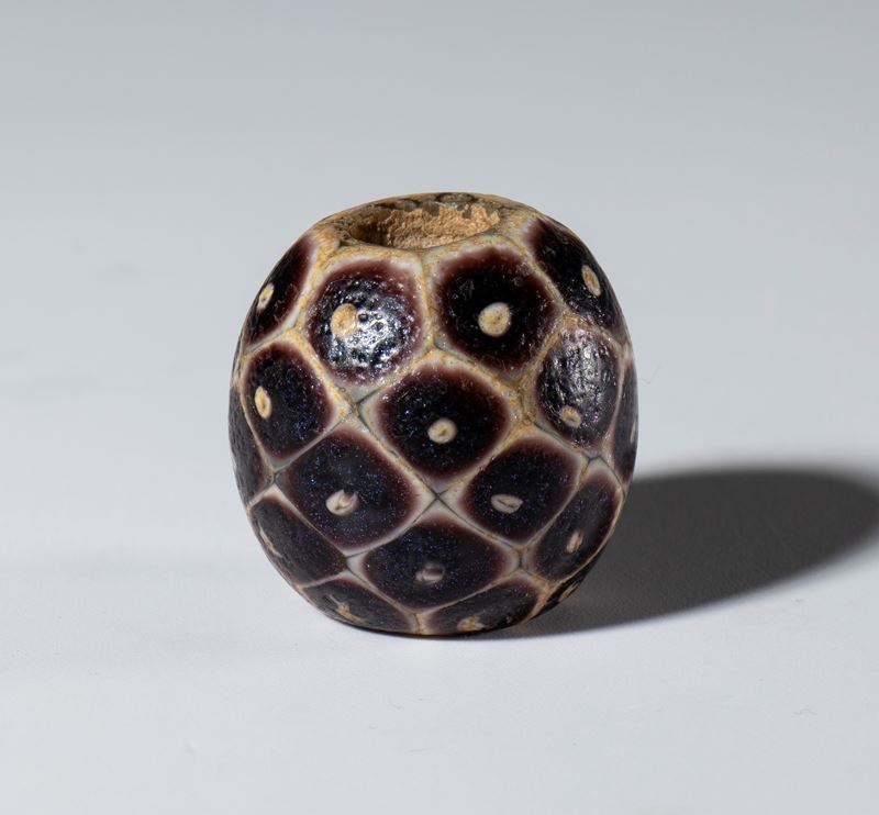 Cina, perla sferica in vetro bianco e ametista con motivi a “pelle di serpente”, dinastia Qing (X...