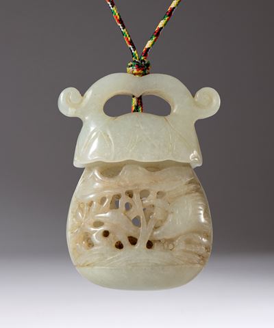 Ciondolo contenitore in giada scolpita e traforata, con inserto di legno di sandalo, Cina (dinast...