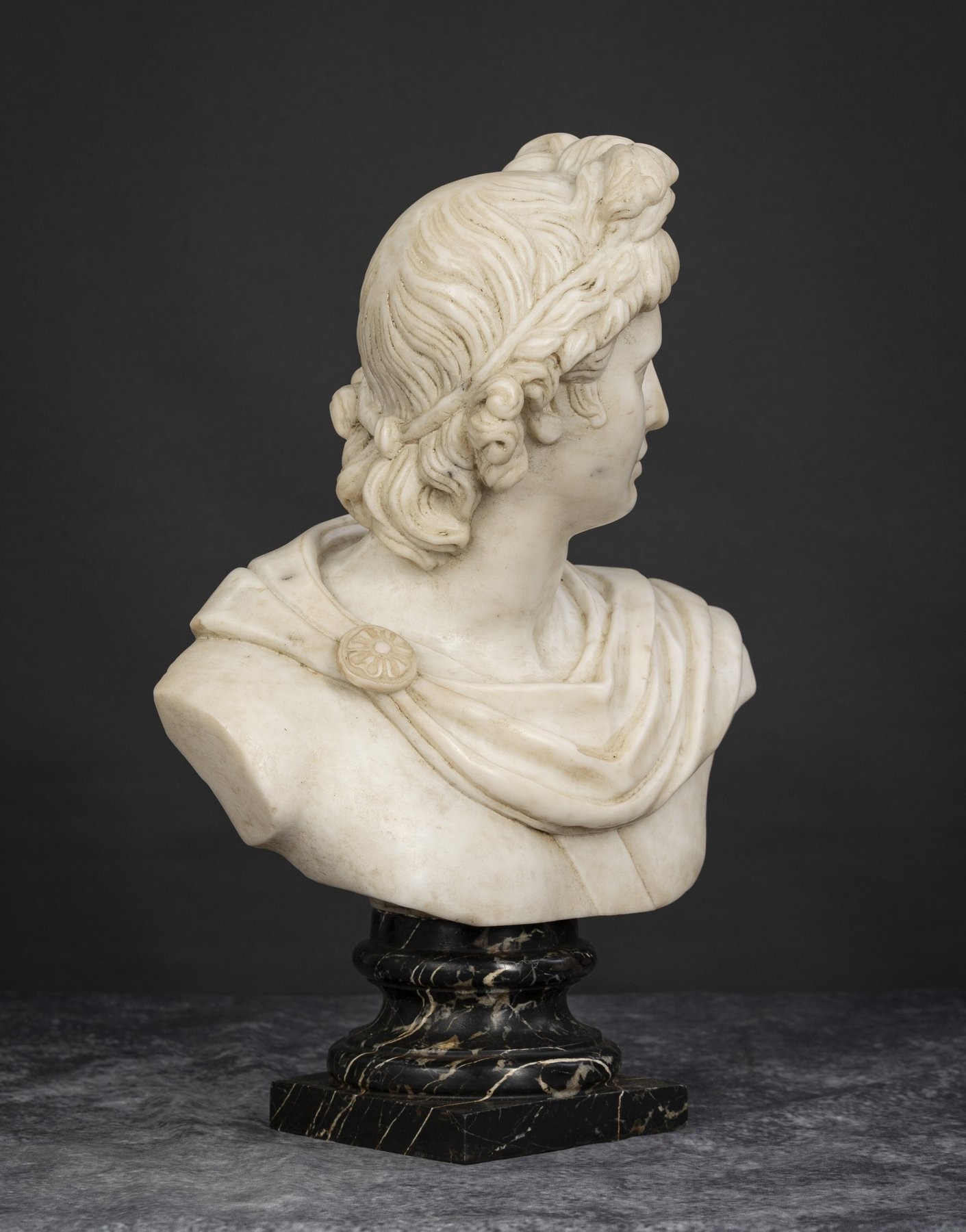 Italia, XX secolo — Busto virile in marmo bianco statuario con base in marmo portoro