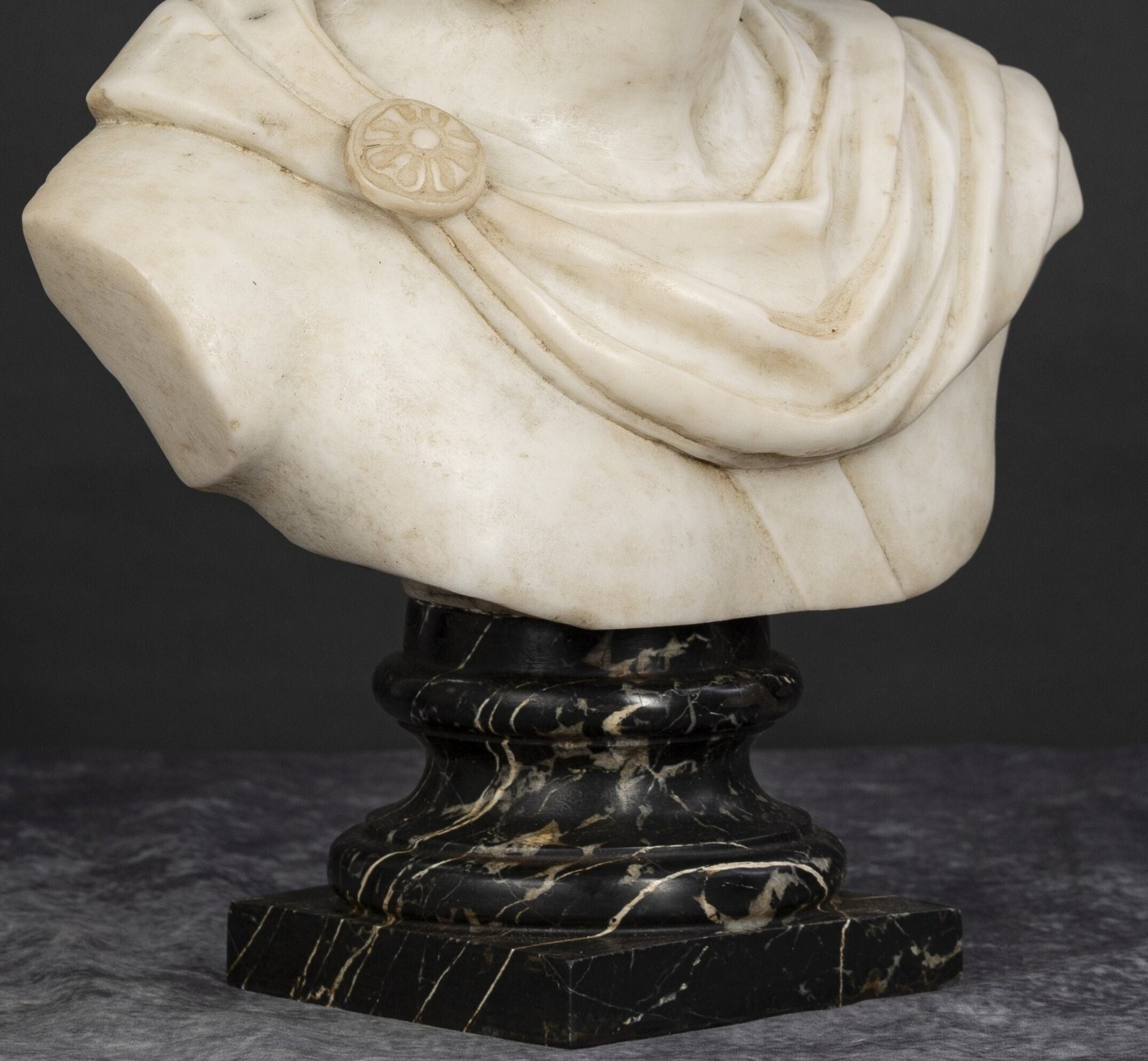 Italia, XX secolo — Busto virile in marmo bianco statuario con base in marmo portoro