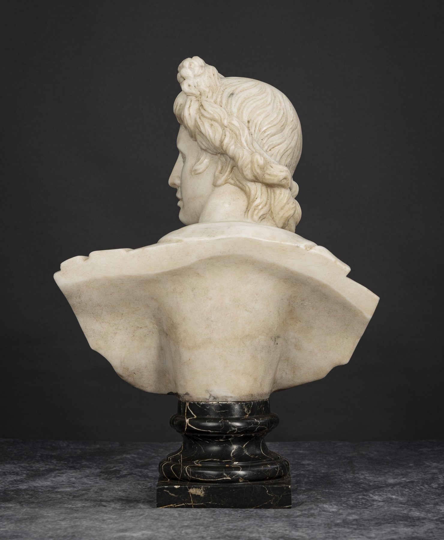 Italia, XX secolo — Busto virile in marmo bianco statuario con base in marmo portoro