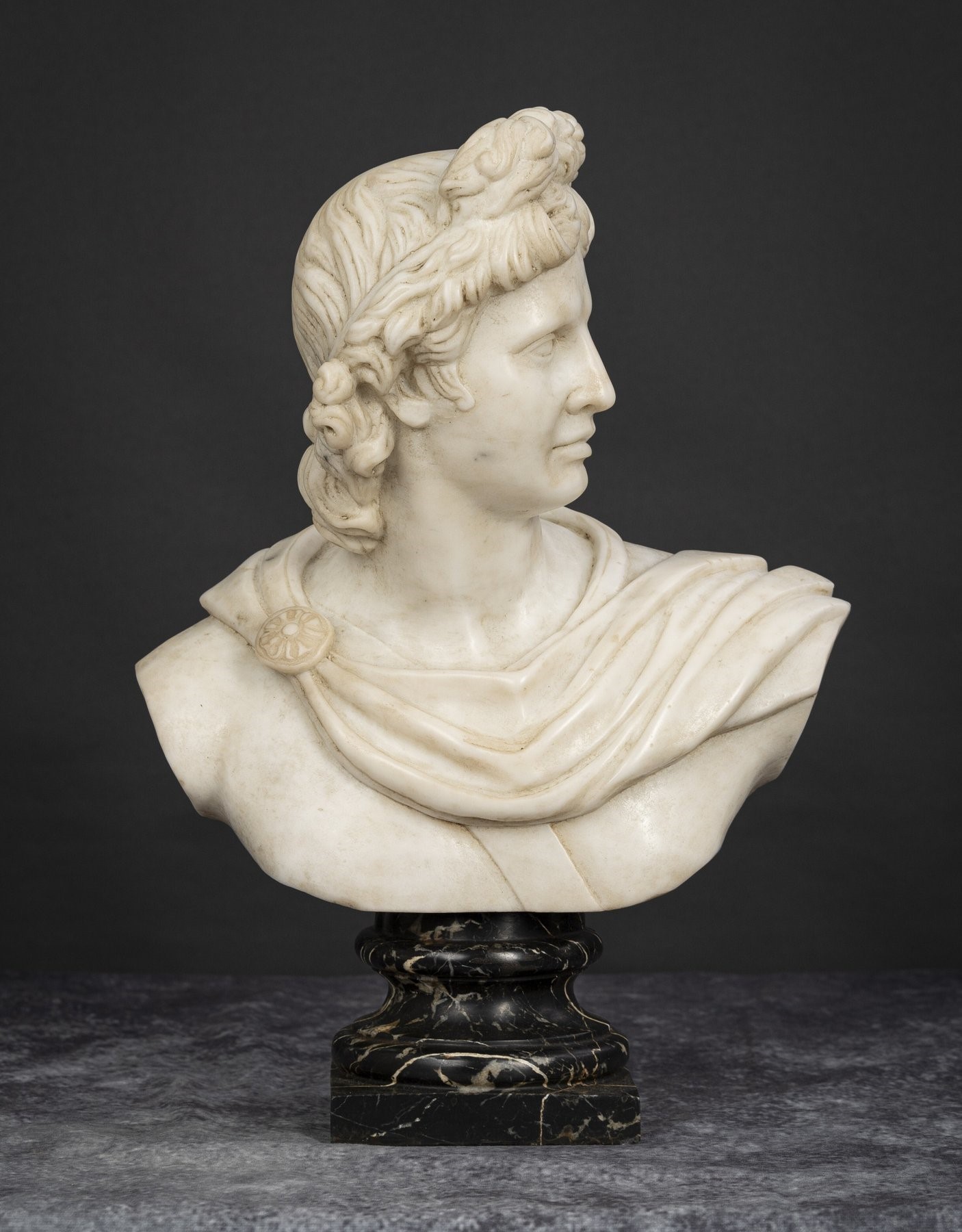 Italia, XX secolo — Busto virile in marmo bianco statuario con base in marmo portoro